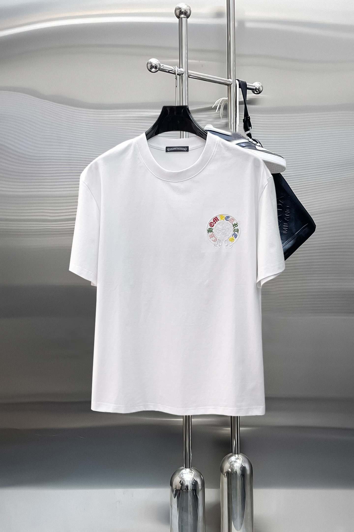 NO:869871,Kroxin's top products 2026 spring and summer new debut counter latest short-sleeved round neck T-shirt, high-end custom design, avant-garde and fashionable!  The brand logo is designed with heavy craftsmanship. High-end customized 260g fabric. Soft to the touch. Comfortable to wear. Exquisite stitching at the counter level. Fine workmanship. The upper body effect is incomparably handsome!  A must-have item for a stylish man!  Size M-XXXL,,chrome hearts,T-shirt,tees,t-shirt,19860909克罗心 顶级货品2026春夏新款首发专柜最新款短袖圆领T恤 高端订制 设计前卫时尚！品牌logo重工艺设计 高端定制260克面料.手感柔软.穿着舒适.专柜级别精致车线.做工精细.上身效果无敌帅气！型男必备单品！码数M-XXXL,,chrome hearts,T-shirt,tees，t-shirt,,Men's clothing