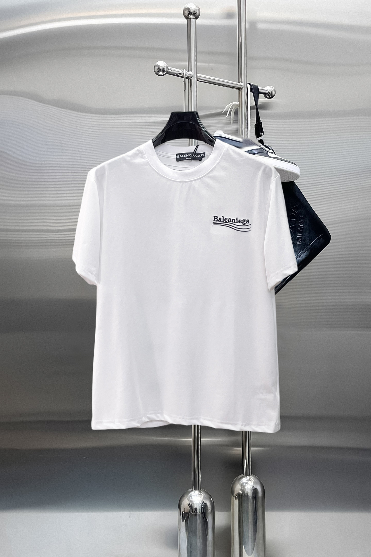 NO:869790,Balenciaga's top products 2026 spring and summer new debut counter latest short-sleeved round neck T-shirt, high-end customization, avant-garde and fashionable design!  The brand logo is designed with heavy craftsmanship. High-end customized 260g fabric. Soft to the touch. Comfortable to wear. Exquisite stitching at the counter level. Fine workmanship. The upper body effect is incomparably handsome!  A must-have item for a stylish man!  Size M-XXXL,,balenciaga,T-shirt,tees,t-shirt,19860909巴黎世家 顶级货品2026春夏新款首发专柜最新款短袖圆领T恤 高端订制 设计前卫时尚！品牌logo重工艺设计 高端定制260克面料.手感柔软.穿着舒适.专柜级别精致车线.做工精细.上身效果无敌帅气！型男必备单品！码数M-XXXL,,balenciaga,T-shirt,tees，t-shirt,,Men's clothing