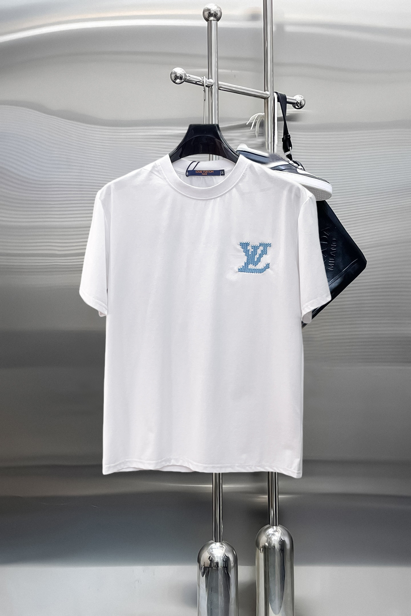 NO:869798,LV top products 2026 spring and summer new debut counter latest short-sleeved round neck T-shirt, high-end customization, avant-garde and fashionable design!  The brand logo is designed with heavy craftsmanship. High-end customized 260g fabric. Soft to the touch. Comfortable to wear. Exquisite stitching at the counter level. Fine workmanship. The upper body effect is incomparably handsome!  A must-have item for a stylish man!  Size M-XXXL,,louis vuitton,T-shirt,tees,t-shirt,19860909LV 顶级货品2026春夏新款首发专柜最新款短袖圆领T恤 高端订制 设计前卫时尚！品牌logo重工艺设计 高端定制260克面料.手感柔软.穿着舒适.专柜级别精致车线.做工精细.上身效果无敌帅气！型男必备单品！码数M-XXXL,,louis vuitton,T-shirt,tees，t-shirt,,Men's clothing