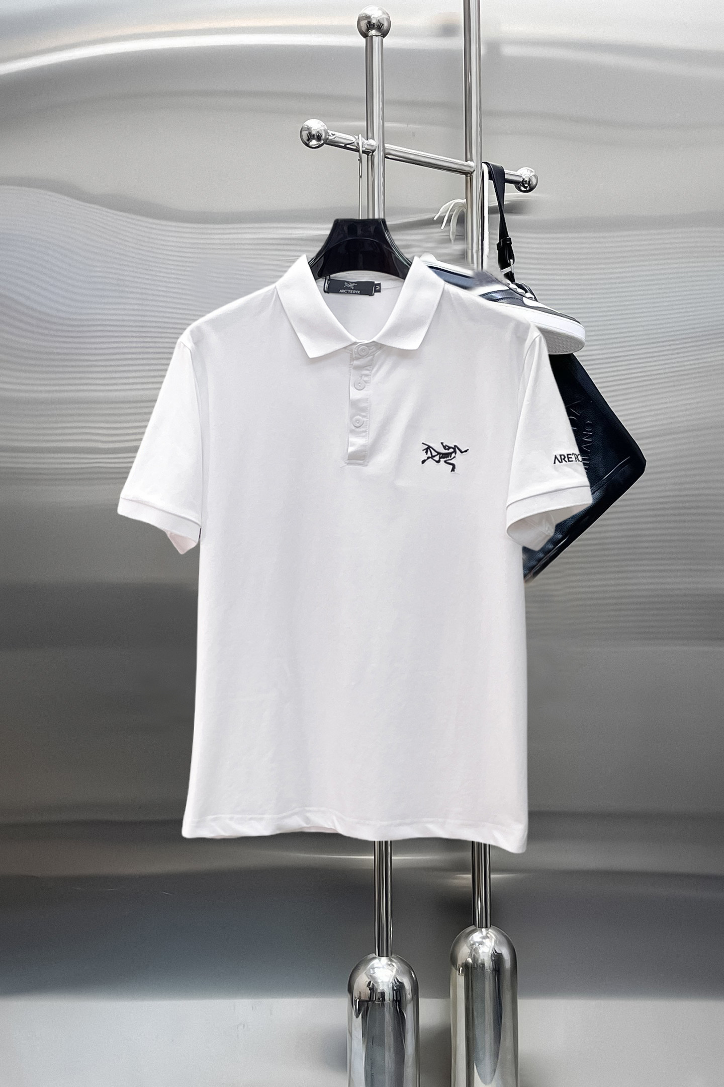NO:869808,Arc'teryx 2026ss summer new letter logo men's lapel Polo shirt!  Classic business men's style, the ceiling-level business men's style of high-end men's clothing!  Simple and fashionable yet elegant, it looks great when worn alone, and quality control/details control can be taken away with your eyes closed. It is low-key, luxurious and connotative!  The custom-woven mesh pique cotton fabric supplied by the customer is carefully made. The mesh texture is evenly arranged on the surface of the fabric. It has excellent breathability and heat dissipation and perspiration. The upper body comfort is completely better than ordinary single-sided jersey tissue!  The classic brand LOGO on the chest is made with top-notch craftsmanship. The LOGO is three-dimensional, clear and full, and has extraordinary texture. Whether it is worn as an inner layer or worn alone, it is a classic product!  The exquisite tailoring process, every detail is handled very standard and delicately, which cannot be compared with other low-end products on the market. It is a must-have basic and versatile Polo shirt for men!  Various colors, sizes M-3xl, arc'teryx,19860909始祖鸟 2026ss夏季新款字母logo男士翻领Polo衫！经典商务男款,高端男装的天花板级别的商务男款！简约时尚大气不失优雅,单穿内搭体面过人,品质控/细节控的闭眼带走,低调又奢华有内涵！ 客供定织网眼珠地棉布精心制成,面料表面排列均匀整齐的网眼纹理,透气性和散热排汗性极佳,上身舒适程度完全优于普通单面汗布组织！胸前经典的品牌LOGO标识,采用顶级工艺打造,LOGO立体清晰饱满,质感非凡的特质,无论是内搭还是单穿都是一款经典领域的产品！精妙绝伦的裁剪工艺,每一个细节处理的非常标准细腻,非市面一般LOW货可以媲美的,男士必入基础百搭款Polo衫推荐！ 颜色多颜色 尺码M-3xl,arc'teryx,,Men's clothing