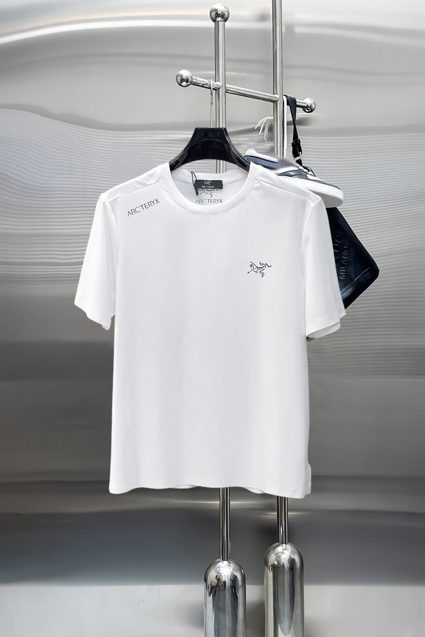 NO:869818,Arc'teryx's top products 2026 spring and summer new debut counter latest short-sleeved round neck T-shirt high-end custom design avant-garde fashion!  The brand logo is designed with heavy craftsmanship. High-end customized quick-drying fabrics. Soft to the touch. Comfortable to wear. Exquisite stitching at the counter level. Fine workmanship. The upper body effect is incomparably handsome!  A must-have item for a stylish man!  Size M-XXXL,arc'teryx,T-shirt,tees,t-shirt,19860909始祖鸟 顶级货品2026春夏新款首发专柜最新款短袖圆领T恤 高端订制 设计前卫时尚！品牌logo重工艺设计 高端定制速干面料.手感柔软.穿着舒适.专柜级别精致车线.做工精细.上身效果无敌帅气！型男必备单品！码数M-XXXL,arc'teryx,T-shirt,tees，t-shirt,,Men's clothing