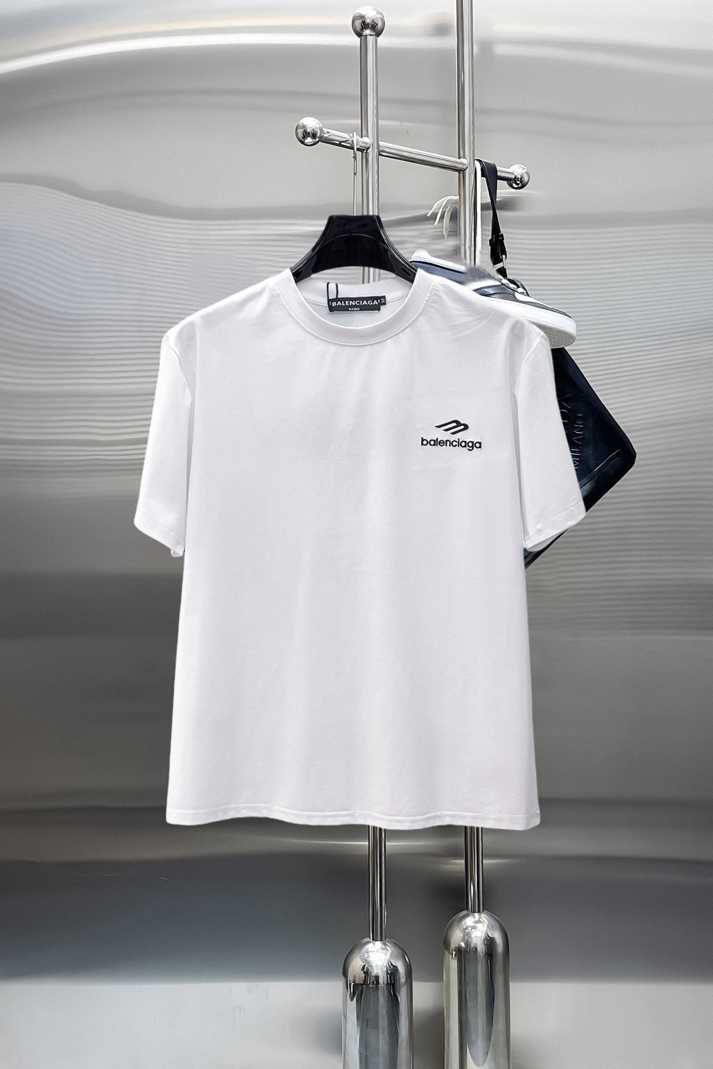NO:869837,Balenciaga's top products 2026 spring and summer new debut counter latest short-sleeved round neck T-shirt, high-end customization, avant-garde and fashionable design!  The brand logo is designed with heavy craftsmanship. High-end customized 260g fabric. Soft to the touch. Comfortable to wear. Exquisite stitching at the counter level. Fine workmanship. The upper body effect is incomparably handsome!  A must-have item for a stylish man!  Size M-XXXL,,balenciaga,T-shirt,tees,t-shirt,19860909巴黎世家 顶级货品2026春夏新款首发专柜最新款短袖圆领T恤 高端订制 设计前卫时尚！品牌logo重工艺设计 高端定制260克面料.手感柔软.穿着舒适.专柜级别精致车线.做工精细.上身效果无敌帅气！型男必备单品！码数M-XXXL,,balenciaga,T-shirt,tees，t-shirt,,Men's clothing