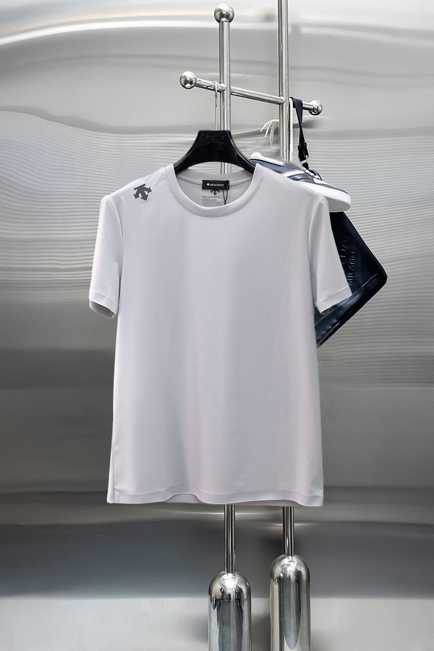 NO:869848,Descente's top products 2026 spring and summer new debut counter latest short-sleeved round neck T-shirt, high-end custom design, avant-garde and fashionable!  The brand logo is designed with heavy craftsmanship. High-end customized quick-drying fabrics. Soft to the touch. Comfortable to wear. Exquisite stitching at the counter level. Fine workmanship. The upper body effect is incomparably handsome!  A must-have item for a stylish man!  Size M-XXXL,,T-shirt,tees,t-shirt,19860909迪桑特 顶级货品2026春夏新款首发专柜最新款短袖圆领T恤 高端订制 设计前卫时尚！品牌logo重工艺设计 高端定制速干面料.手感柔软.穿着舒适.专柜级别精致车线.做工精细.上身效果无敌帅气！型男必备单品！码数M-XXXL,,T-shirt,tees，t-shirt,,Men's clothing
