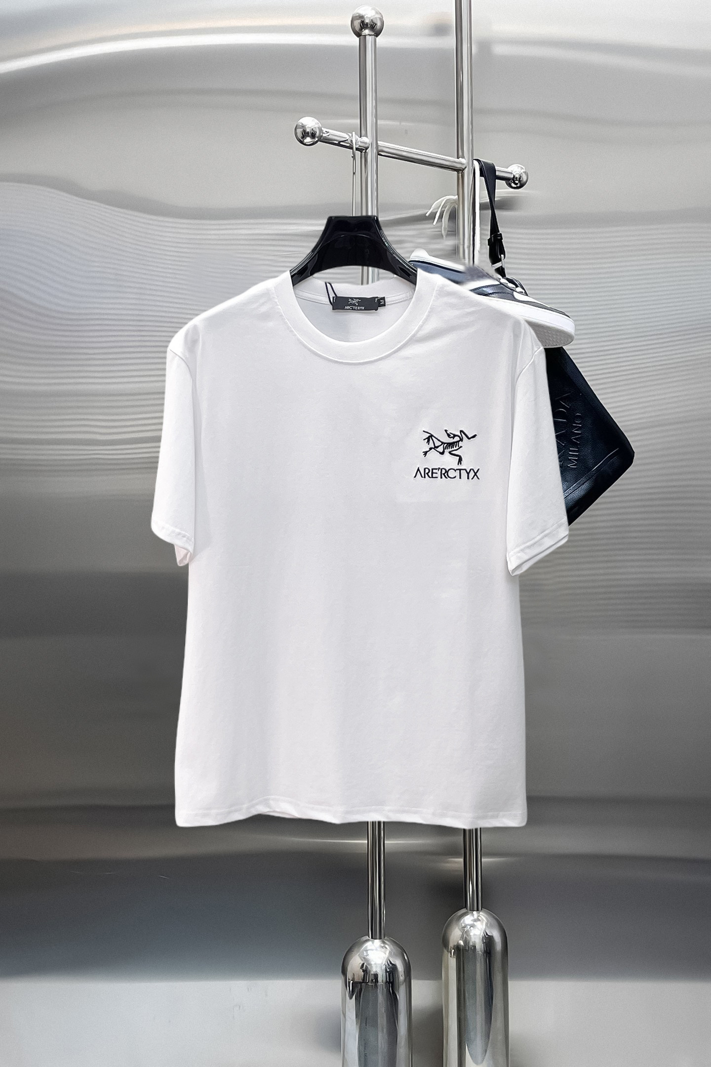 NO:869857,Arc'teryx's top products 2026 spring and summer new debut counter latest short-sleeved round neck T-shirt high-end custom design avant-garde fashion!  The brand logo is designed with heavy craftsmanship. High-end customized 260g fabric. Soft to the touch. Comfortable to wear. Exquisite stitching at the counter level. Fine workmanship. The upper body effect is incomparably handsome!  A must-have item for a stylish man!  Size M-XXXL,arc'teryx,T-shirt,tees,t-shirt,19860909始祖鸟 顶级货品2026春夏新款首发专柜最新款短袖圆领T恤 高端订制 设计前卫时尚！品牌logo重工艺设计 高端定制260克面料.手感柔软.穿着舒适.专柜级别精致车线.做工精细.上身效果无敌帅气！型男必备单品！码数M-XXXL,arc'teryx,T-shirt,tees，t-shirt,,Men's clothing