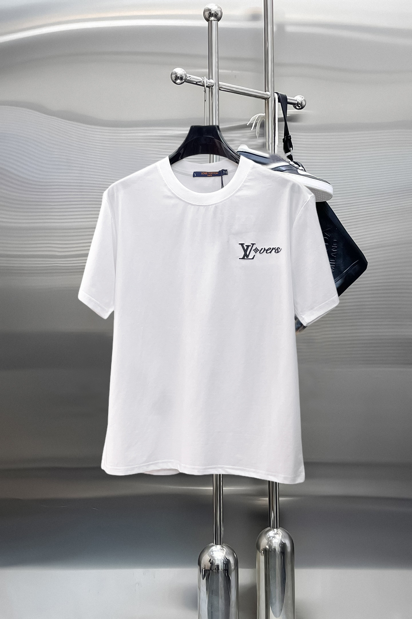 NO:869864,LV top products 2026 spring and summer new debut counter latest short-sleeved round neck T-shirt, high-end customization, avant-garde and fashionable design!  The brand logo is designed with heavy craftsmanship. High-end customized 260g fabric. Soft to the touch. Comfortable to wear. Exquisite stitching at the counter level. Fine workmanship. The upper body effect is incomparably handsome!  A must-have item for a stylish man!  Size M-XXXL,,louis vuitton,T-shirt,tees,t-shirt,19860909LV 顶级货品2026春夏新款首发专柜最新款短袖圆领T恤 高端订制 设计前卫时尚！品牌logo重工艺设计 高端定制260克面料.手感柔软.穿着舒适.专柜级别精致车线.做工精细.上身效果无敌帅气！型男必备单品！码数M-XXXL,,louis vuitton,T-shirt,tees，t-shirt,,Men's clothing