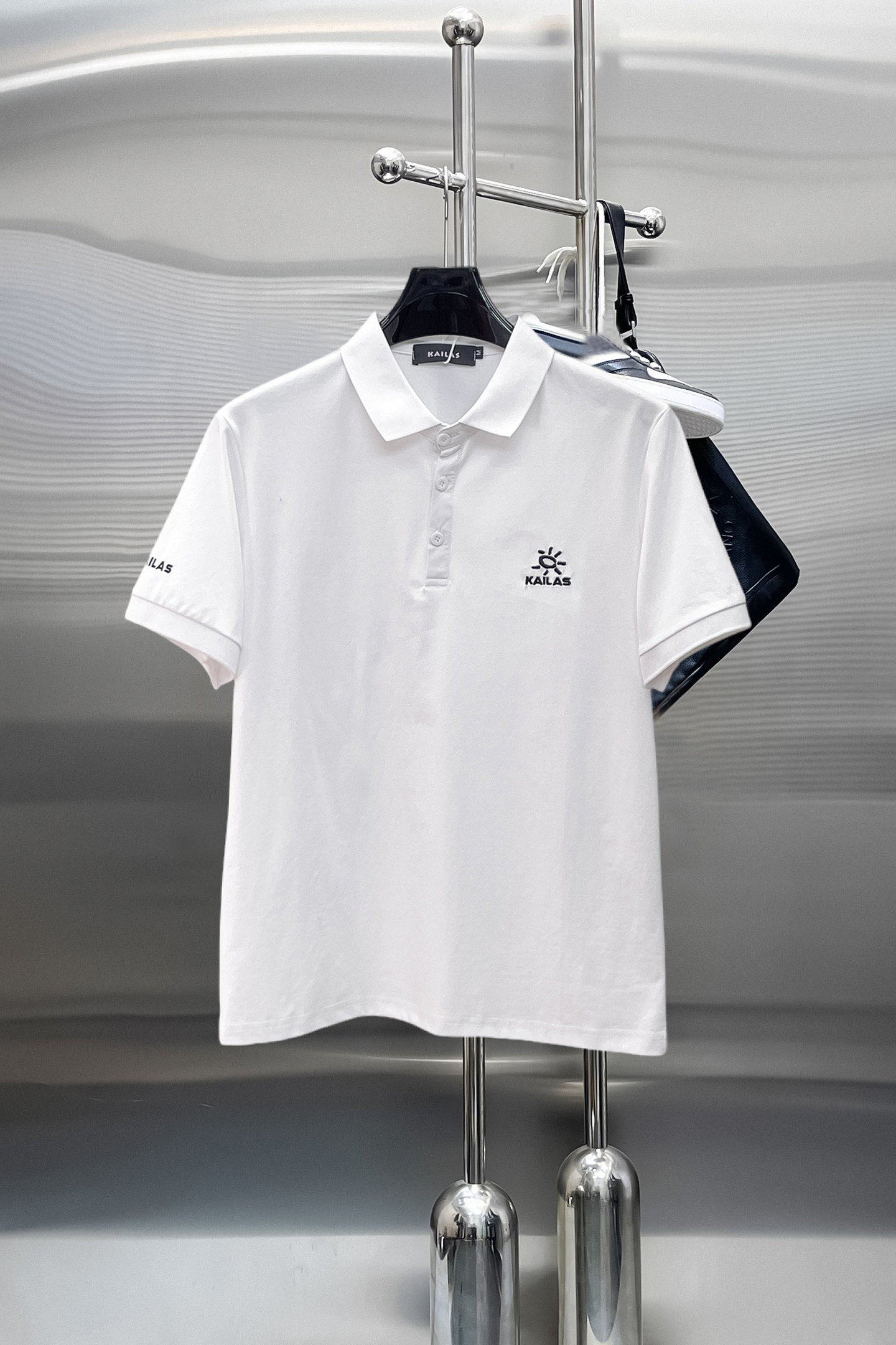 NO:869872,Kailer Stone 2026ss summer new letter logo men's lapel Polo shirt!  Classic business men's style, the ceiling-level business men's style of high-end men's clothing!  Simple and fashionable yet elegant, it looks great when worn alone, and quality control/details control can be taken away with your eyes closed. It is low-key, luxurious and connotative!  The custom-woven mesh pique cotton fabric supplied by the customer is carefully made. The mesh texture is evenly arranged on the surface of the fabric. It has excellent breathability and heat dissipation and perspiration. The upper body comfort is completely better than ordinary single-sided jersey tissue!  The classic brand LOGO on the chest is made with top-notch craftsmanship. The LOGO is three-dimensional, clear and full, and has extraordinary texture. Whether it is worn as an inner layer or worn alone, it is a classic product!  The exquisite tailoring process, every detail is handled very standard and delicately, which cannot be compared with other low-end products on the market. It is a must-have basic and versatile Polo shirt for men!  Various colors, sizes M-3xl,,19860909凯乐石 2026ss夏季新款字母logo男士翻领Polo衫！经典商务男款,高端男装的天花板级别的商务男款！简约时尚大气不失优雅,单穿内搭体面过人,品质控/细节控的闭眼带走,低调又奢华有内涵！ 客供定织网眼珠地棉布精心制成,面料表面排列均匀整齐的网眼纹理,透气性和散热排汗性极佳,上身舒适程度完全优于普通单面汗布组织！胸前经典的品牌LOGO标识,采用顶级工艺打造,LOGO立体清晰饱满,质感非凡的特质,无论是内搭还是单穿都是一款经典领域的产品！精妙绝伦的裁剪工艺,每一个细节处理的非常标准细腻,非市面一般LOW货可以媲美的,男士必入基础百搭款Polo衫推荐！ 颜色多颜色 尺码M-3xl,,,Men's clothing