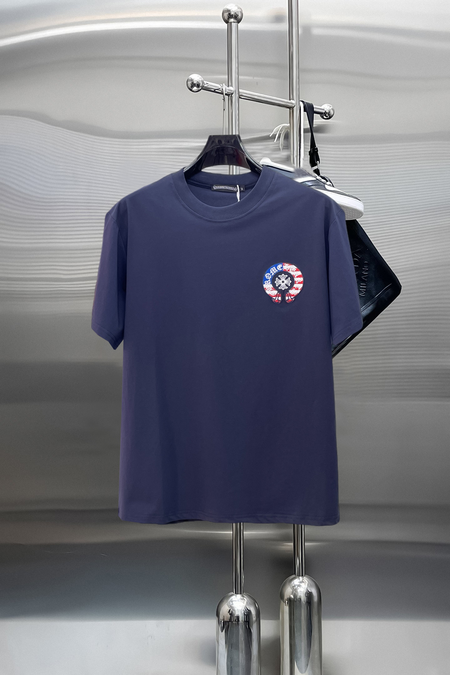 NO:869791,Kroxin's top products 2026 spring and summer new debut counter latest short-sleeved round neck T-shirt, high-end custom design, avant-garde and fashionable!  The brand logo is designed with heavy craftsmanship. High-end customized 260g fabric. Soft to the touch. Comfortable to wear. Exquisite stitching at the counter level. Fine workmanship. The upper body effect is incomparably handsome!  A must-have item for a stylish man!  Size M-XXXL,,chrome hearts,T-shirt,tees,t-shirt,19860909克罗心 顶级货品2026春夏新款首发专柜最新款短袖圆领T恤 高端订制 设计前卫时尚！品牌logo重工艺设计 高端定制260克面料.手感柔软.穿着舒适.专柜级别精致车线.做工精细.上身效果无敌帅气！型男必备单品！码数M-XXXL,,chrome hearts,T-shirt,tees，t-shirt,,Men's clothing