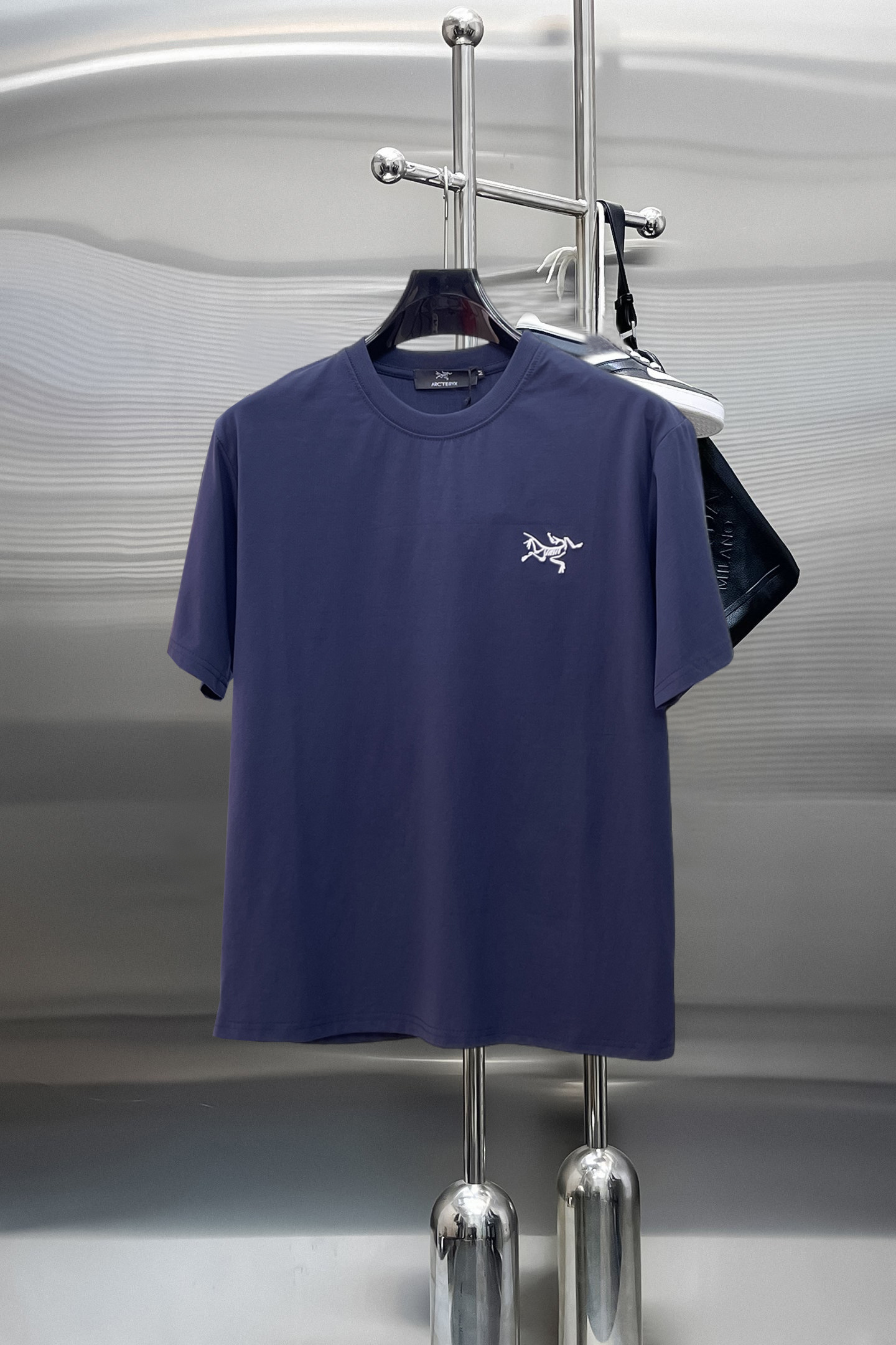 NO:869800,Arc'teryx's top products 2026 spring and summer new debut counter latest short-sleeved round neck T-shirt high-end custom design avant-garde fashion!  The brand logo is designed with heavy craftsmanship. High-end customized 260g fabric. Soft to the touch. Comfortable to wear. Exquisite stitching at the counter level. Fine workmanship. The upper body effect is incomparably handsome!  A must-have item for a stylish man!  Size M-XXXL,arc'teryx,T-shirt,tees,t-shirt,19860909始祖鸟 顶级货品2026春夏新款首发专柜最新款短袖圆领T恤 高端订制 设计前卫时尚！品牌logo重工艺设计 高端定制260克面料.手感柔软.穿着舒适.专柜级别精致车线.做工精细.上身效果无敌帅气！型男必备单品！码数M-XXXL,arc'teryx,T-shirt,tees，t-shirt,,Men's clothing