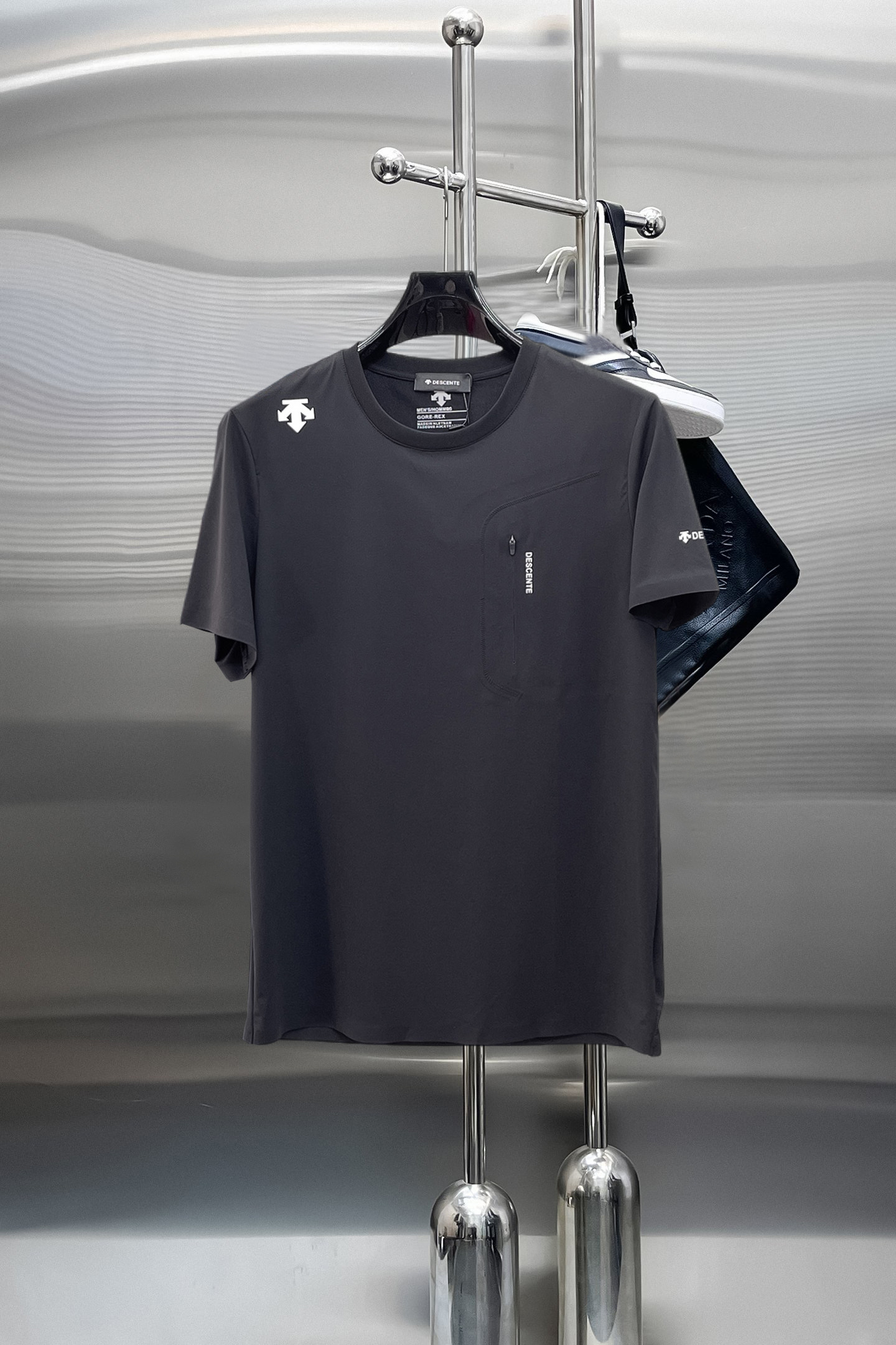 NO:869810,Descente's top products 2026 spring and summer new debut counter latest short-sleeved round neck T-shirt, high-end custom design, avant-garde and fashionable!  The brand logo is designed with heavy craftsmanship. High-end customized quick-drying fabrics. Soft to the touch. Comfortable to wear. Exquisite stitching at the counter level. Fine workmanship. The upper body effect is incomparably handsome!  A must-have item for a stylish man!  Size M-XXXL,,T-shirt,tees,t-shirt,19860909迪桑特 顶级货品2026春夏新款首发专柜最新款短袖圆领T恤 高端订制 设计前卫时尚！品牌logo重工艺设计 高端定制速干面料.手感柔软.穿着舒适.专柜级别精致车线.做工精细.上身效果无敌帅气！型男必备单品！码数M-XXXL,,T-shirt,tees，t-shirt,,Men's clothing