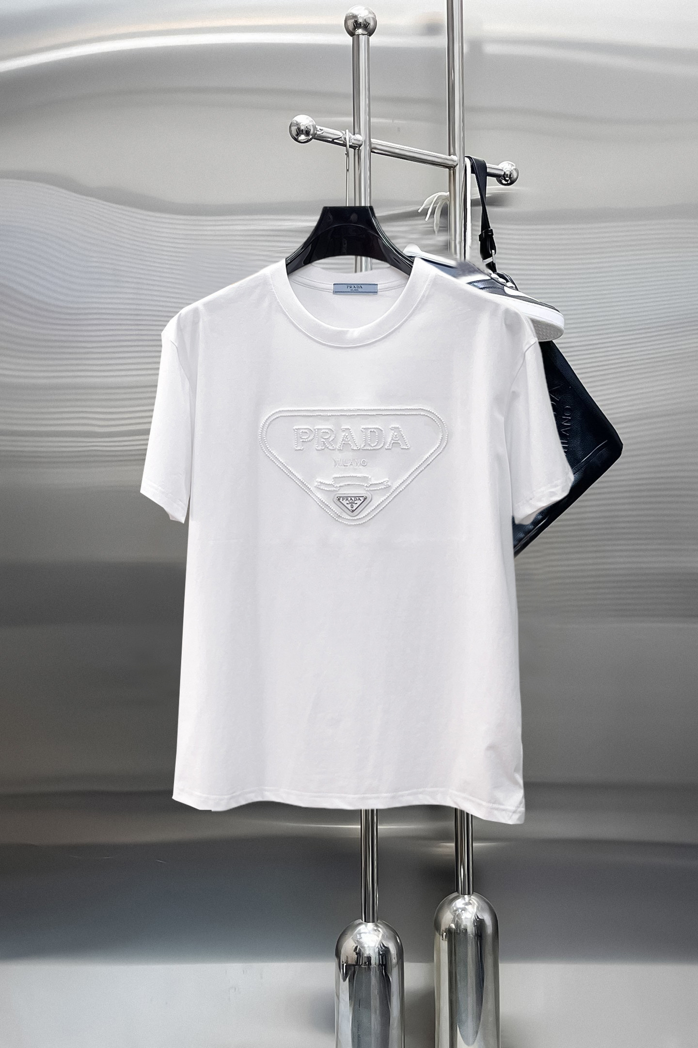 NO:869820,Prada's top products 2026 spring and summer new debut counter latest short-sleeved round neck T-shirt, high-end customization, avant-garde and fashionable design!  The brand logo is designed with heavy craftsmanship. High-end customized 260g fabric. Soft to the touch. Comfortable to wear. Exquisite stitching at the counter level. Fine workmanship. The upper body effect is incomparably handsome!  A must-have item for a stylish man!  Size M-XXXL,,prada,T-shirt,tees,t-shirt,19860909普拉达 顶级货品2026春夏新款首发专柜最新款短袖圆领T恤 高端订制 设计前卫时尚！品牌logo重工艺设计 高端定制260克面料.手感柔软.穿着舒适.专柜级别精致车线.做工精细.上身效果无敌帅气！型男必备单品！码数M-XXXL,,prada,T-shirt,tees，t-shirt,,Men's clothing