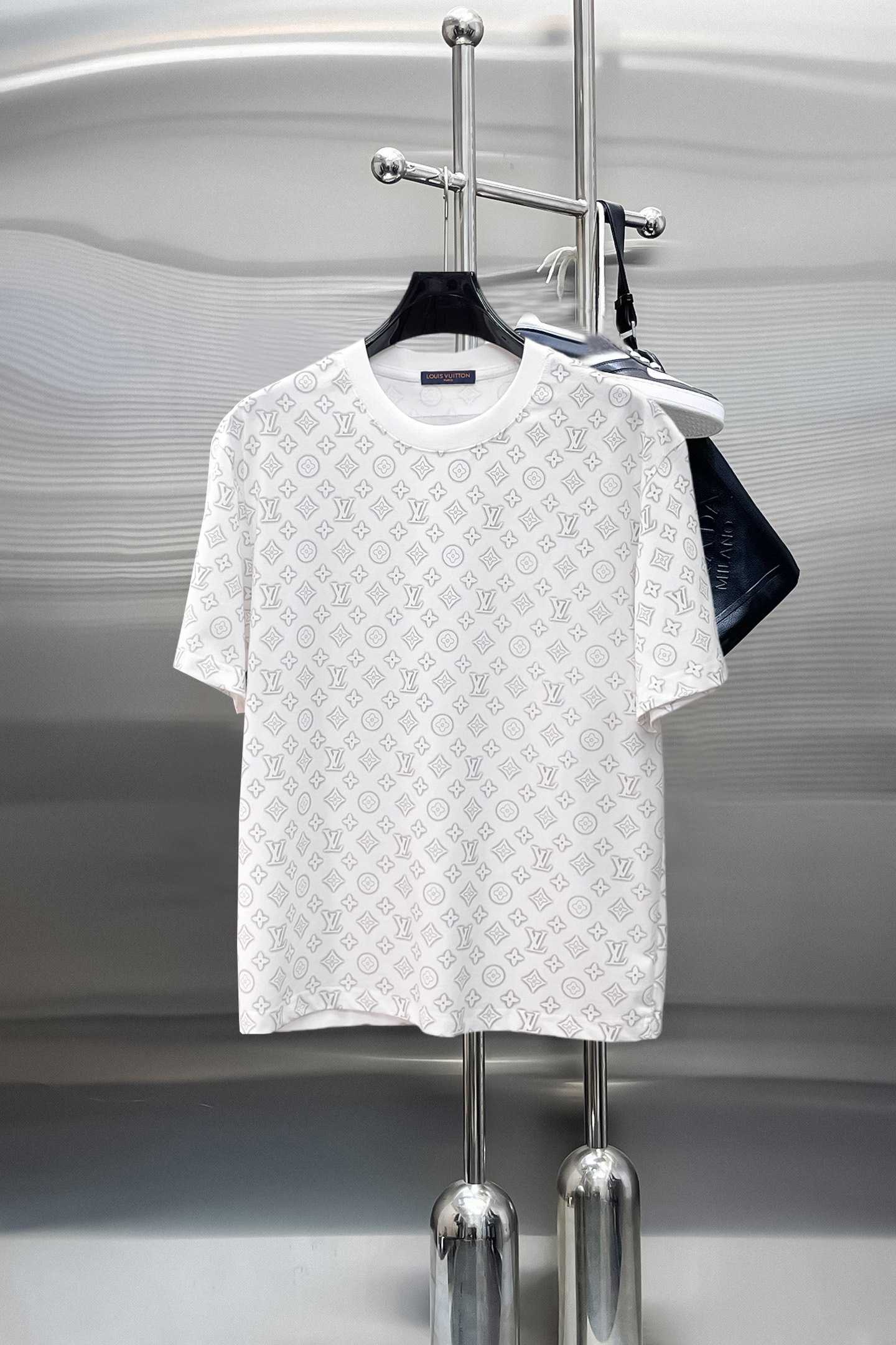NO:869830,LV top products 2026 spring and summer new debut counter latest short-sleeved round neck T-shirt, high-end customization, avant-garde and fashionable design!  The brand logo is designed with heavy craftsmanship. High-end customized 260g fabric. Soft to the touch. Comfortable to wear. Exquisite stitching at the counter level. Fine workmanship. The upper body effect is incomparably handsome!  A must-have item for a stylish man!  Size M-XXXL,,louis vuitton,T-shirt,tees,t-shirt,19860909LV 顶级货品2026春夏新款首发专柜最新款短袖圆领T恤 高端订制 设计前卫时尚！品牌logo重工艺设计 高端定制260克面料.手感柔软.穿着舒适.专柜级别精致车线.做工精细.上身效果无敌帅气！型男必备单品！码数M-XXXL,,louis vuitton,T-shirt,tees，t-shirt,,Men's clothing