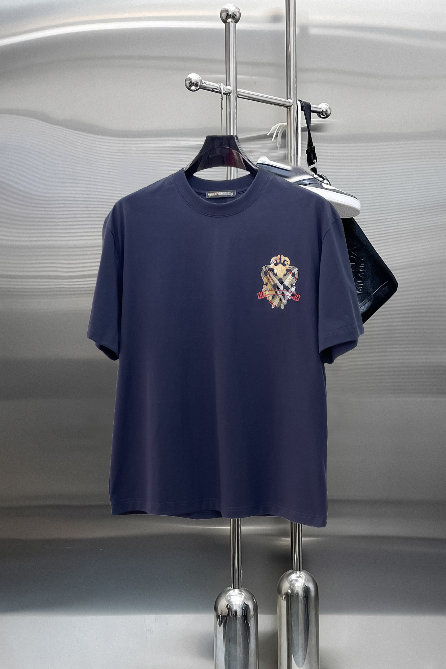 NO:869840,Kroxin's top products 2026 spring and summer new debut counter latest short-sleeved round neck T-shirt, high-end custom design, avant-garde and fashionable!  The brand logo is designed with heavy craftsmanship. High-end customized 260g fabric. Soft to the touch. Comfortable to wear. Exquisite stitching at the counter level. Fine workmanship. The upper body effect is incomparably handsome!  A must-have item for a stylish man!  Size M-XXXL,,chrome hearts,T-shirt,tees,t-shirt,19860909克罗心 顶级货品2026春夏新款首发专柜最新款短袖圆领T恤 高端订制 设计前卫时尚！品牌logo重工艺设计 高端定制260克面料.手感柔软.穿着舒适.专柜级别精致车线.做工精细.上身效果无敌帅气！型男必备单品！码数M-XXXL,,chrome hearts,T-shirt,tees，t-shirt,,Men's clothing