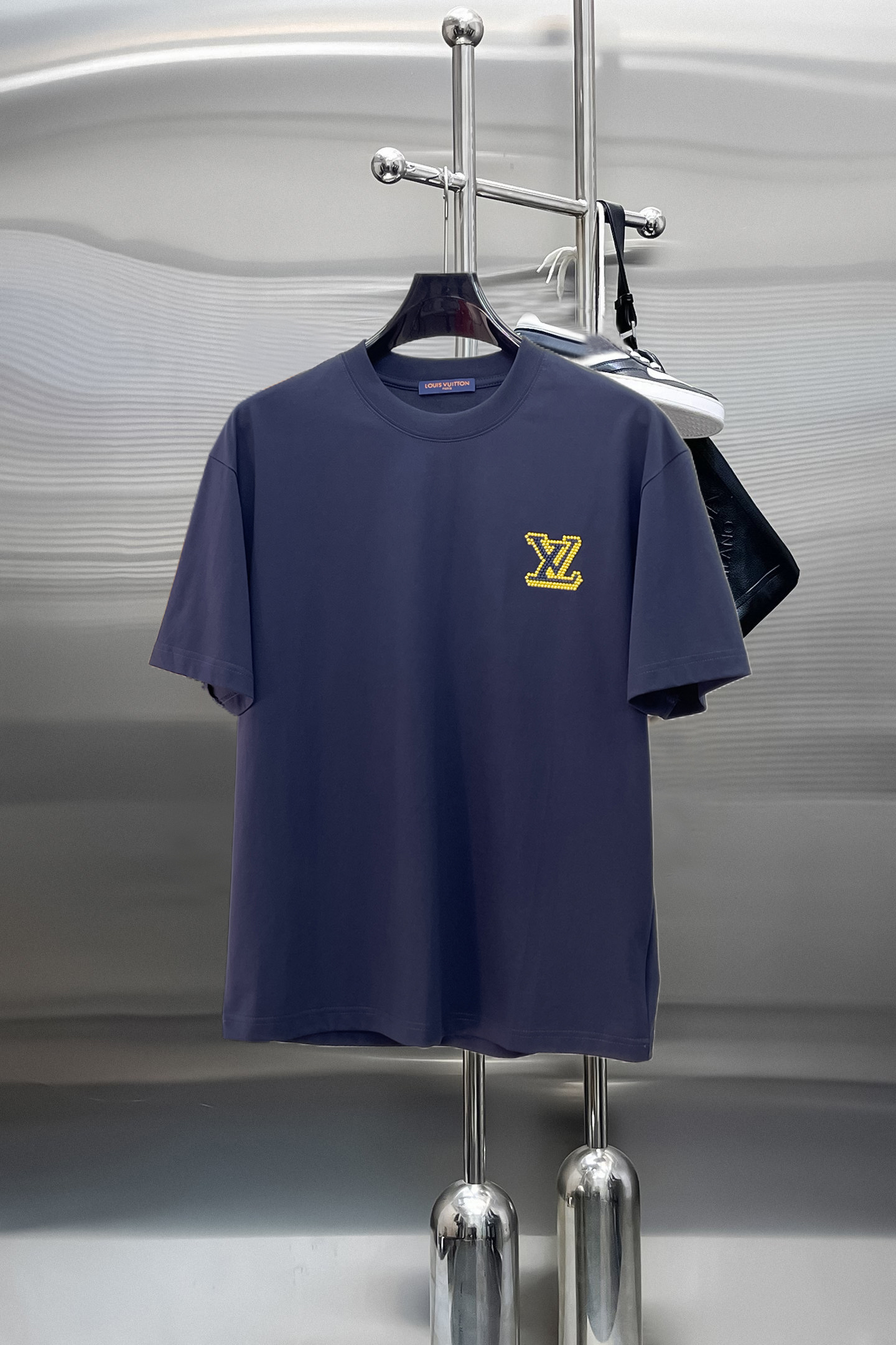 NO:869849,LV top products 2026 spring and summer new debut counter latest short-sleeved round neck T-shirt, high-end customization, avant-garde and fashionable design!  The brand logo is designed with heavy craftsmanship. High-end customized 260g fabric. Soft to the touch. Comfortable to wear. Exquisite stitching at the counter level. Fine workmanship. The upper body effect is incomparably handsome!  A must-have item for a stylish man!  Size M-XXXL,,louis vuitton,T-shirt,tees,t-shirt,19860909LV 顶级货品2026春夏新款首发专柜最新款短袖圆领T恤 高端订制 设计前卫时尚！品牌logo重工艺设计 高端定制260克面料.手感柔软.穿着舒适.专柜级别精致车线.做工精细.上身效果无敌帅气！型男必备单品！码数M-XXXL,,louis vuitton,T-shirt,tees，t-shirt,,Men's clothing