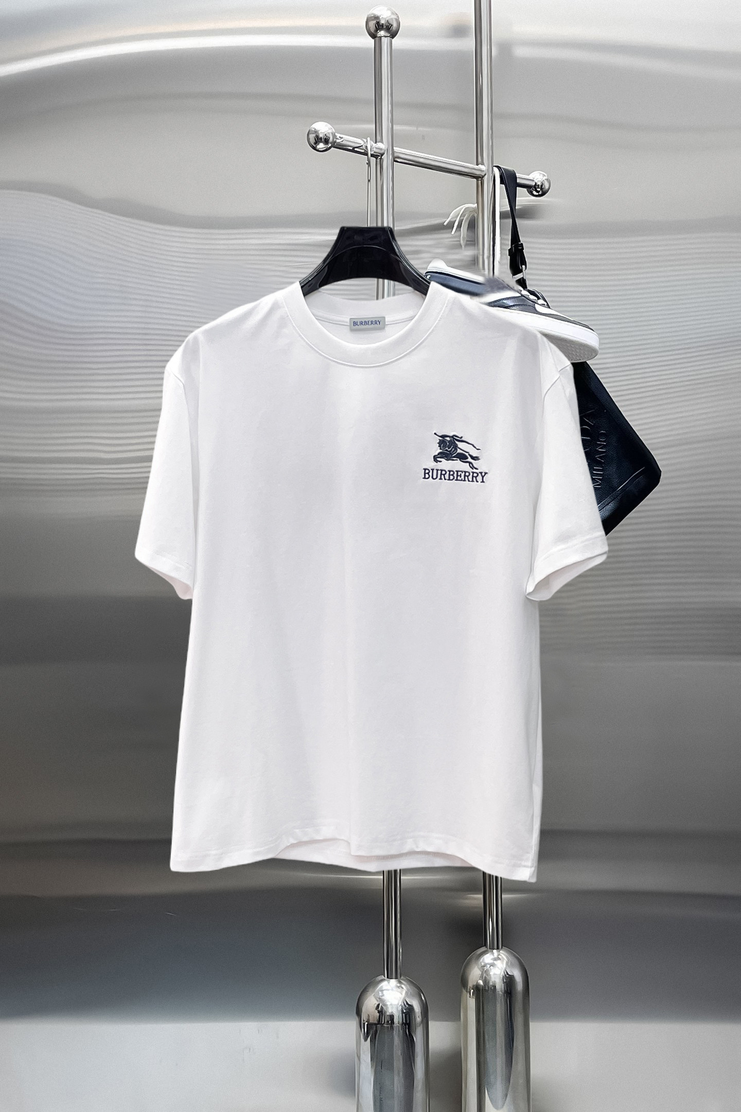 NO:869858,Burberry's top products 2026 spring and summer new debut counter latest short-sleeved round neck T-shirt, high-end custom design, avant-garde and fashionable!  The brand logo is designed with heavy craftsmanship. High-end customized 260g fabric. Soft to the touch. Comfortable to wear. Exquisite stitching at the counter level. Fine workmanship. The upper body effect is incomparably handsome!  A must-have item for a stylish man!  Size M-XXXL,,burberry,T-shirt,tees,t-shirt,19860909巴宝莉 顶级货品2026春夏新款首发专柜最新款短袖圆领T恤 高端订制 设计前卫时尚！品牌logo重工艺设计 高端定制260克面料.手感柔软.穿着舒适.专柜级别精致车线.做工精细.上身效果无敌帅气！型男必备单品！码数M-XXXL,,burberry,T-shirt,tees，t-shirt,,Men's clothing