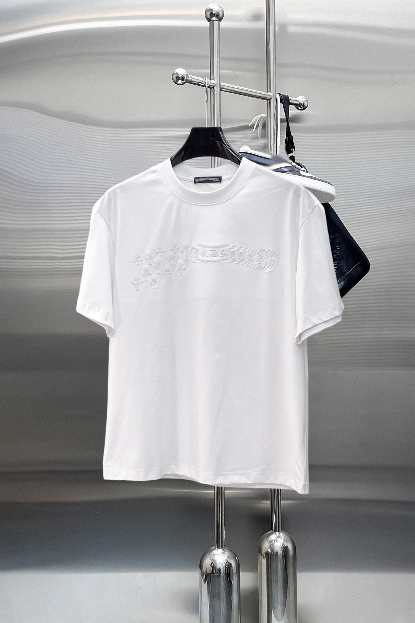 NO:869865,Kroxin's top products 2026 spring and summer new debut counter latest short-sleeved round neck T-shirt, high-end custom design, avant-garde and fashionable!  The brand logo is designed with heavy craftsmanship. High-end customized 260g fabric. Soft to the touch. Comfortable to wear. Exquisite stitching at the counter level. Fine workmanship. The upper body effect is incomparably handsome!  A must-have item for a stylish man!  Size M-XXXL,,chrome hearts,T-shirt,tees,t-shirt,19860909克罗心 顶级货品2026春夏新款首发专柜最新款短袖圆领T恤 高端订制 设计前卫时尚！品牌logo重工艺设计 高端定制260克面料.手感柔软.穿着舒适.专柜级别精致车线.做工精细.上身效果无敌帅气！型男必备单品！码数M-XXXL,,chrome hearts,T-shirt,tees，t-shirt,,Men's clothing