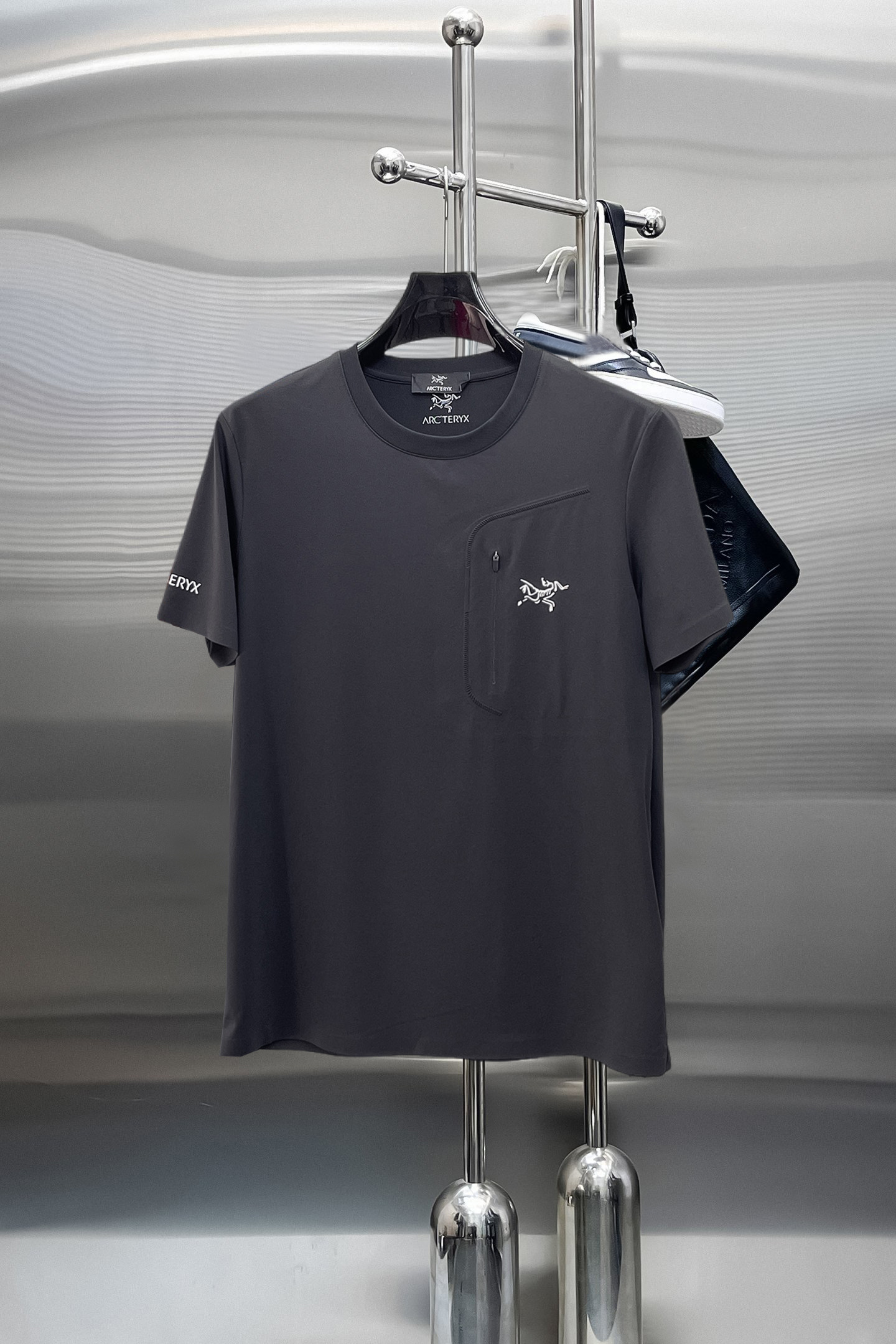 NO:869873,Arc'teryx's top products 2026 spring and summer new debut counter latest short-sleeved round neck T-shirt high-end custom design avant-garde fashion!  The brand logo is designed with heavy craftsmanship. High-end customized quick-drying fabrics. Soft to the touch. Comfortable to wear. Exquisite stitching at the counter level. Fine workmanship. The upper body effect is incomparably handsome!  A must-have item for a stylish man!  Size M-XXXL,arc'teryx,T-shirt,tees,t-shirt,19860909始祖鸟 顶级货品2026春夏新款首发专柜最新款短袖圆领T恤 高端订制 设计前卫时尚！品牌logo重工艺设计 高端定制速干面料.手感柔软.穿着舒适.专柜级别精致车线.做工精细.上身效果无敌帅气！型男必备单品！码数M-XXXL,arc'teryx,T-shirt,tees，t-shirt,,Men's clothing