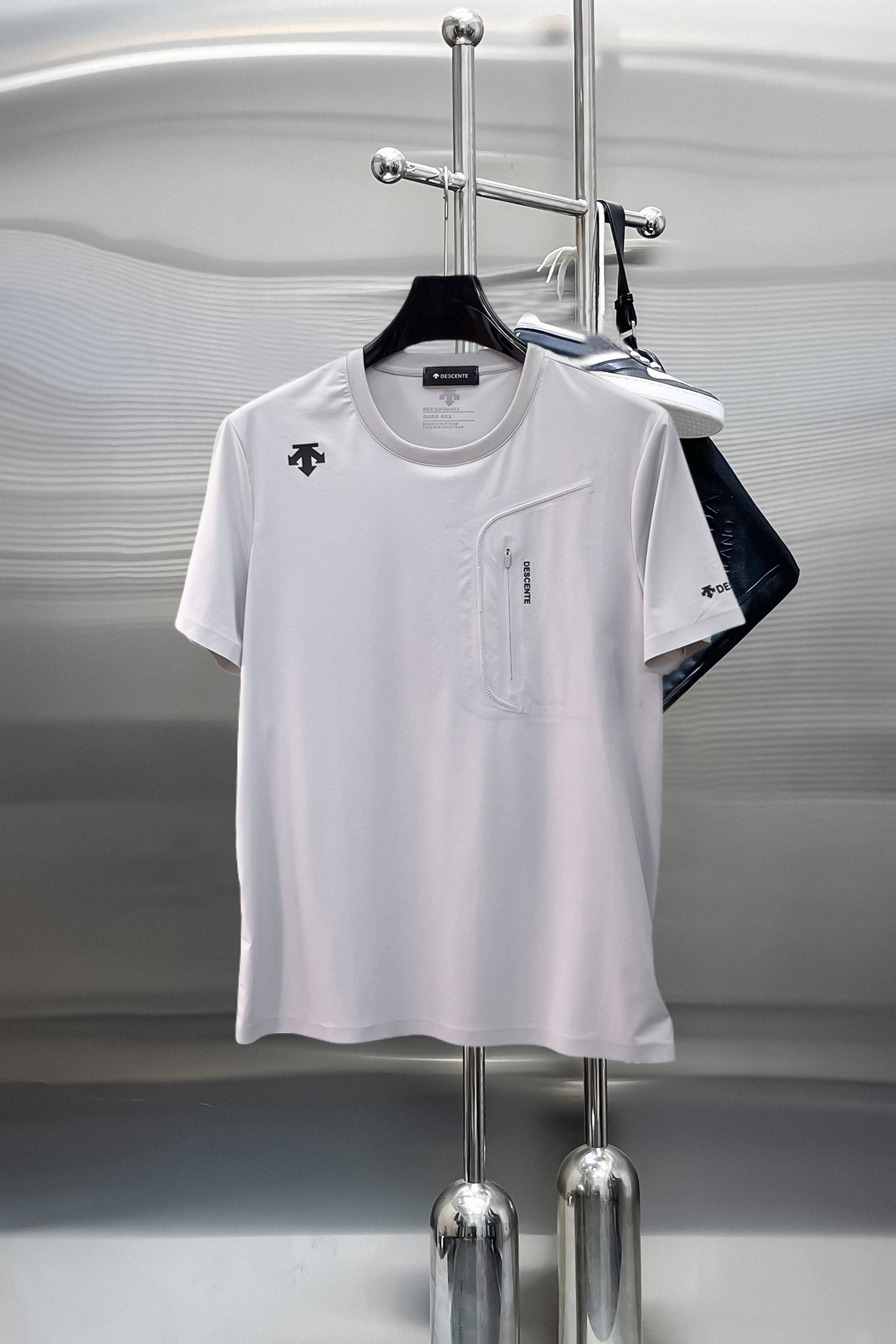 NO:869879,Descente's top products 2026 spring and summer new debut counter latest short-sleeved round neck T-shirt, high-end custom design, avant-garde and fashionable!  The brand logo is designed with heavy craftsmanship. High-end customized quick-drying fabrics. Soft to the touch. Comfortable to wear. Exquisite stitching at the counter level. Fine workmanship. The upper body effect is incomparably handsome!  A must-have item for a stylish man!  Size M-XXXL,,T-shirt,tees,t-shirt,19860909迪桑特 顶级货品2026春夏新款首发专柜最新款短袖圆领T恤 高端订制 设计前卫时尚！品牌logo重工艺设计 高端定制速干面料.手感柔软.穿着舒适.专柜级别精致车线.做工精细.上身效果无敌帅气！型男必备单品！码数M-XXXL,,T-shirt,tees，t-shirt,,Men's clothing