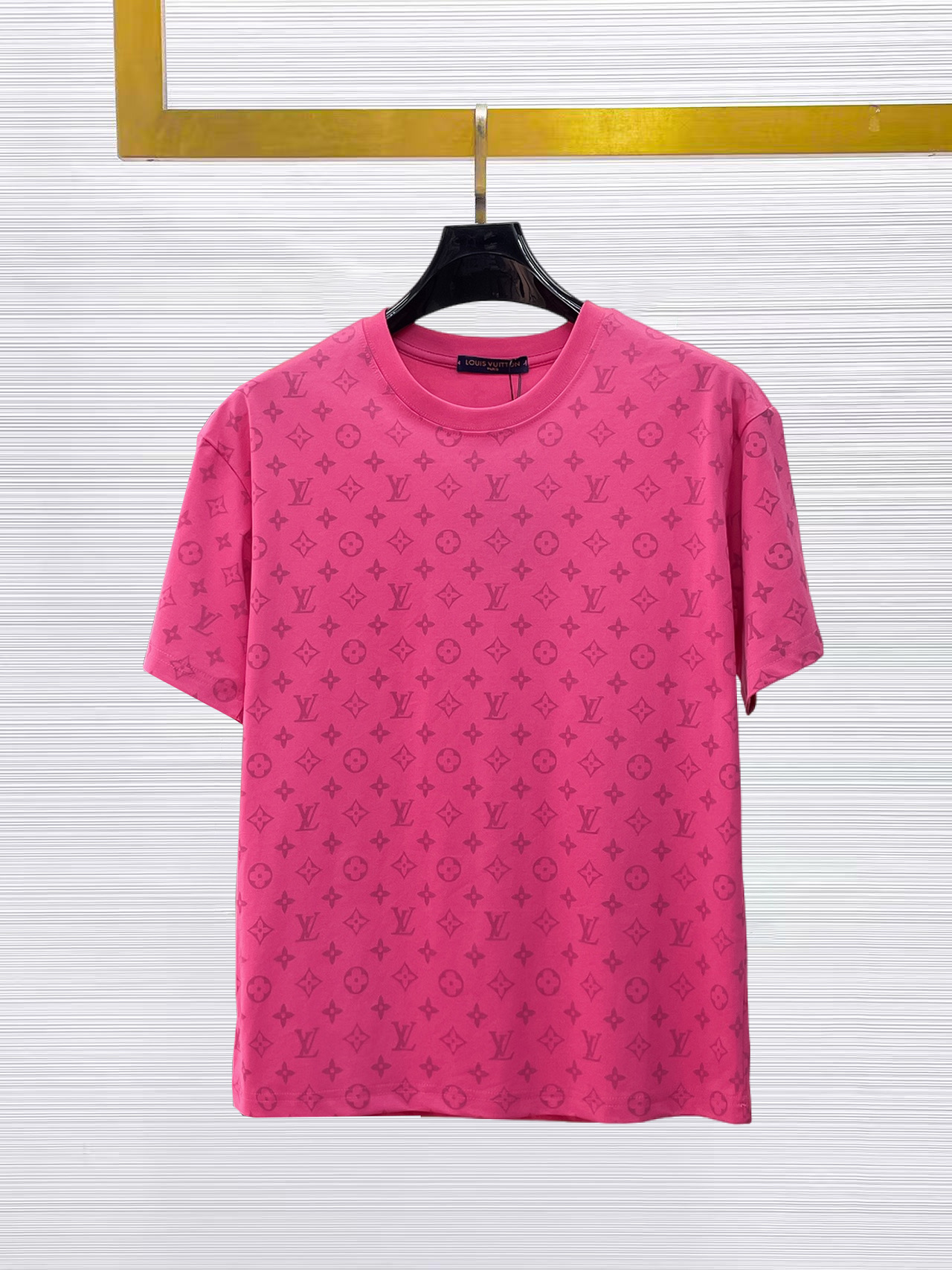 NO:874896,LV top products 2025 spring and summer new debut counter latest short-sleeved round neck T-shirt, high-end customization, avant-garde and fashionable design!  The brand logo is designed with heavy craftsmanship. High-end customized 260g fabric. Soft to the touch. Comfortable to wear. Exquisite stitching at the counter level. Fine workmanship. The upper body effect is incomparably handsome!  A must-have item for a stylish man!  Size M-XXXL,,louis vuitton,T-shirt,tees,t-shirt,19860909LV 顶级货品2025春夏新款首发专柜最新款短袖圆领T恤 高端订制 设计前卫时尚！品牌logo重工艺设计 高端定制260克面料.手感柔软.穿着舒适.专柜级别精致车线.做工精细.上身效果无敌帅气！型男必备单品！码数M-XXXL,,louis vuitton,T-shirt,tees，t-shirt,,Men's clothing