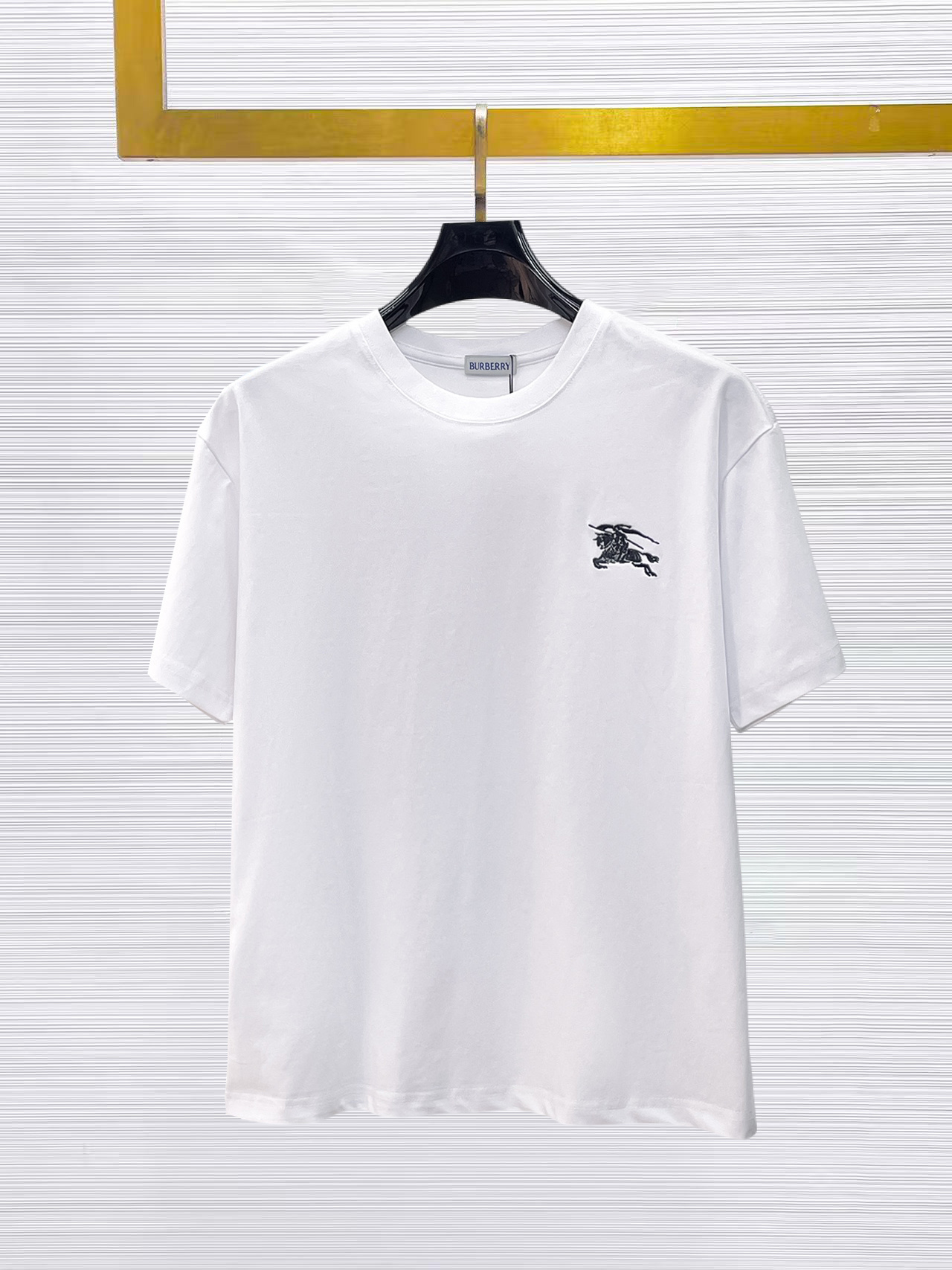 NO:874899,Burberry's top products 2025 spring and summer new debut counter latest short-sleeved round neck T-shirt, high-end custom design, avant-garde and fashionable!  The brand logo is designed with heavy craftsmanship. High-end customized 260g fabric. Soft to the touch. Comfortable to wear. Exquisite stitching at the counter level. Fine workmanship. The upper body effect is incomparably handsome!  A must-have item for a stylish man!  Size M-XXXL,,burberry,T-shirt,tees,t-shirt,19860909巴宝莉 顶级货品2025春夏新款首发专柜最新款短袖圆领T恤 高端订制 设计前卫时尚！品牌logo重工艺设计 高端定制260克面料.手感柔软.穿着舒适.专柜级别精致车线.做工精细.上身效果无敌帅气！型男必备单品！码数M-XXXL,,burberry,T-shirt,tees，t-shirt,,Men's clothing