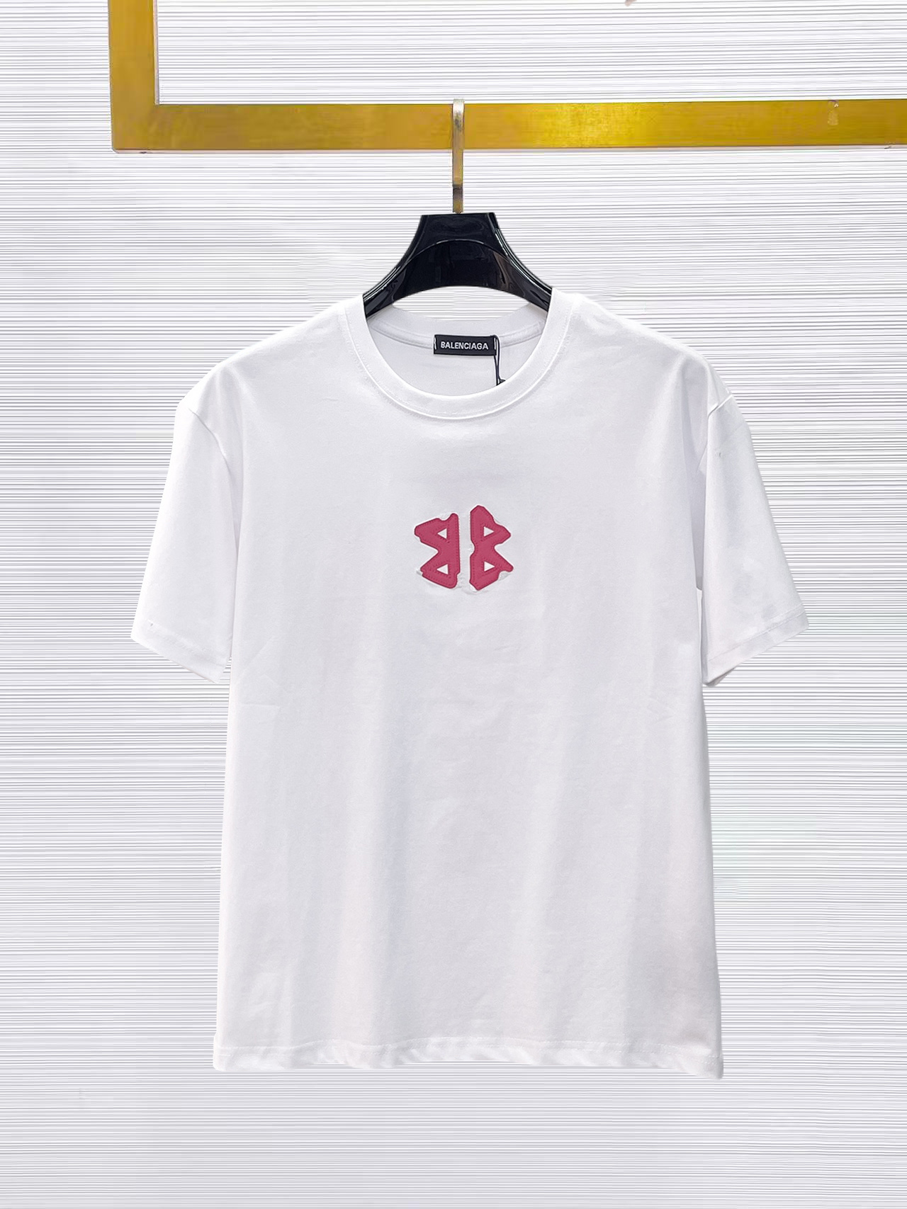 NO:874849,Balenciaga's top products 2025 spring and summer new debut counter latest short-sleeved round neck T-shirt, high-end customization, avant-garde and fashionable design!  The brand logo is designed with heavy craftsmanship. High-end customized 260g fabric. Soft to the touch. Comfortable to wear. Exquisite stitching at the counter level. Fine workmanship. The upper body effect is incomparably handsome!  A must-have item for a stylish man!  Size M-XXXL,,balenciaga,T-shirt,tees,t-shirt,19860909巴黎世家 顶级货品2025春夏新款首发专柜最新款短袖圆领T恤 高端订制 设计前卫时尚！品牌logo重工艺设计 高端定制260克面料.手感柔软.穿着舒适.专柜级别精致车线.做工精细.上身效果无敌帅气！型男必备单品！码数M-XXXL,,balenciaga,T-shirt,tees，t-shirt,,Men's clothing