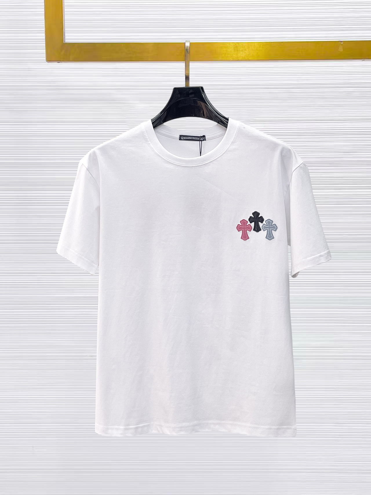 NO:874856,Croxin's top products 2025 spring and summer new debut counter, the latest short-sleeved round neck T-shirt, high-end customization, avant-garde and fashionable design!  The brand logo is designed with heavy craftsmanship. High-end customized 260g fabric. Soft to the touch. Comfortable to wear. Exquisite stitching at the counter level. Fine workmanship. The upper body effect is incomparably handsome!  A must-have item for a stylish man!  Size M-XXXL,,chrome hearts,T-shirt,tees,t-shirt,19860909克罗心顶级货品2025春夏新款首发专柜最新款短袖圆领T恤 高端订制 设计前卫时尚！品牌logo重工艺设计 高端定制260克面料.手感柔软.穿着舒适.专柜级别精致车线.做工精细.上身效果无敌帅气！型男必备单品！码数M-XXXL,,chrome hearts,T-shirt,tees，t-shirt,,Men's clothing