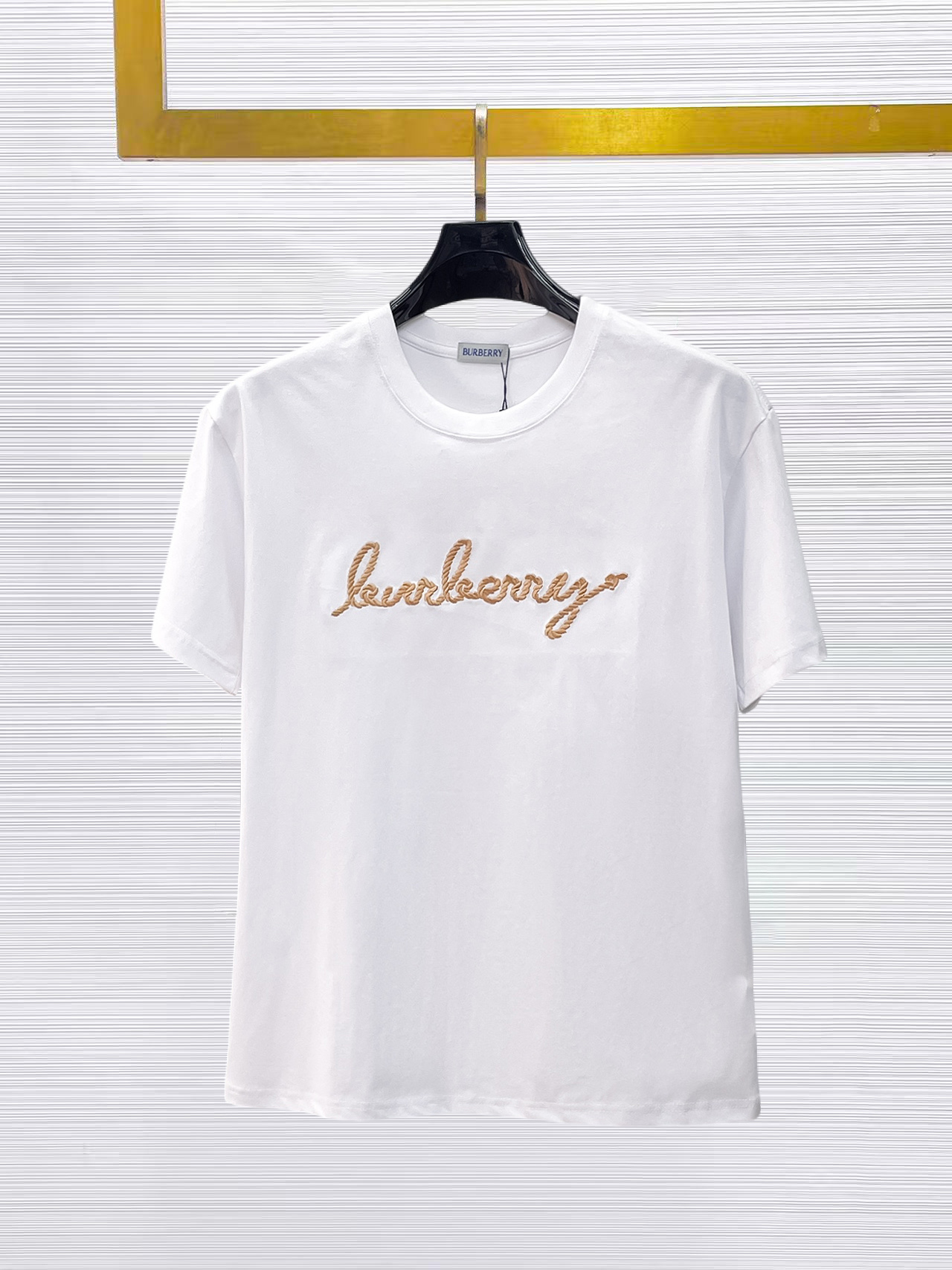 NO:874863,Burberry's top products 2025 spring and summer new debut counter latest short-sleeved round neck T-shirt, high-end custom design, avant-garde and fashionable!  The brand logo is designed with heavy craftsmanship. High-end customized 260g fabric. Soft to the touch. Comfortable to wear. Exquisite stitching at the counter level. Fine workmanship. The upper body effect is incomparably handsome!  A must-have item for a stylish man!  Size M-XXXL,,burberry,T-shirt,tees,t-shirt,19860909巴宝莉 顶级货品2025春夏新款首发专柜最新款短袖圆领T恤 高端订制 设计前卫时尚！品牌logo重工艺设计 高端定制260克面料.手感柔软.穿着舒适.专柜级别精致车线.做工精细.上身效果无敌帅气！型男必备单品！码数M-XXXL,,burberry,T-shirt,tees，t-shirt,,Men's clothing