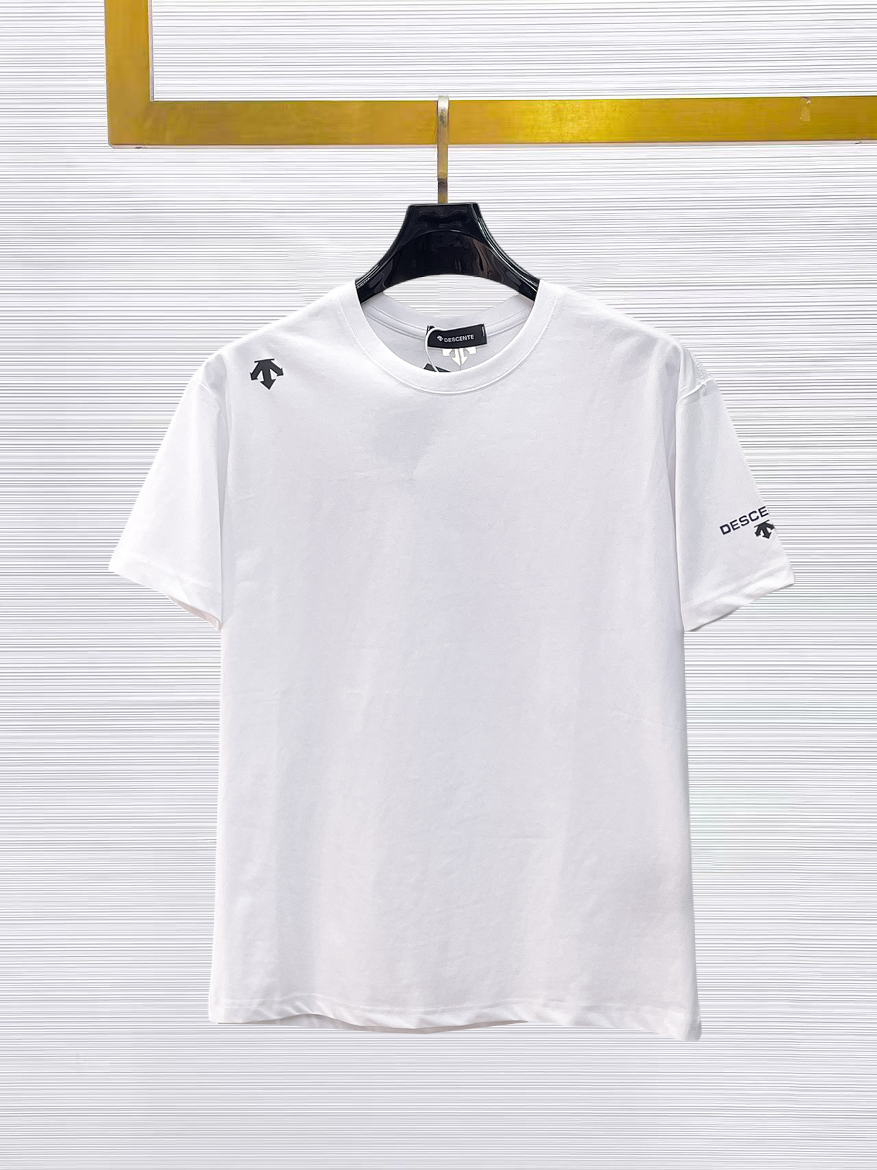 NO:874870,Descente's top products 2025 spring and summer new debut counter latest short-sleeved round neck T-shirt, high-end custom design, avant-garde and fashionable!  The brand logo is designed with heavy craftsmanship. High-end customized 260g fabric. Soft to the touch. Comfortable to wear. Exquisite stitching at the counter level. Fine workmanship. The upper body effect is incomparably handsome!  A must-have item for a stylish man!  Size M-XXXL,,T-shirt,tees,t-shirt,19860909迪桑特 顶级货品2025春夏新款首发专柜最新款短袖圆领T恤 高端订制 设计前卫时尚！品牌logo重工艺设计 高端定制260克面料.手感柔软.穿着舒适.专柜级别精致车线.做工精细.上身效果无敌帅气！型男必备单品！码数M-XXXL,,T-shirt,tees，t-shirt,,Men's clothing