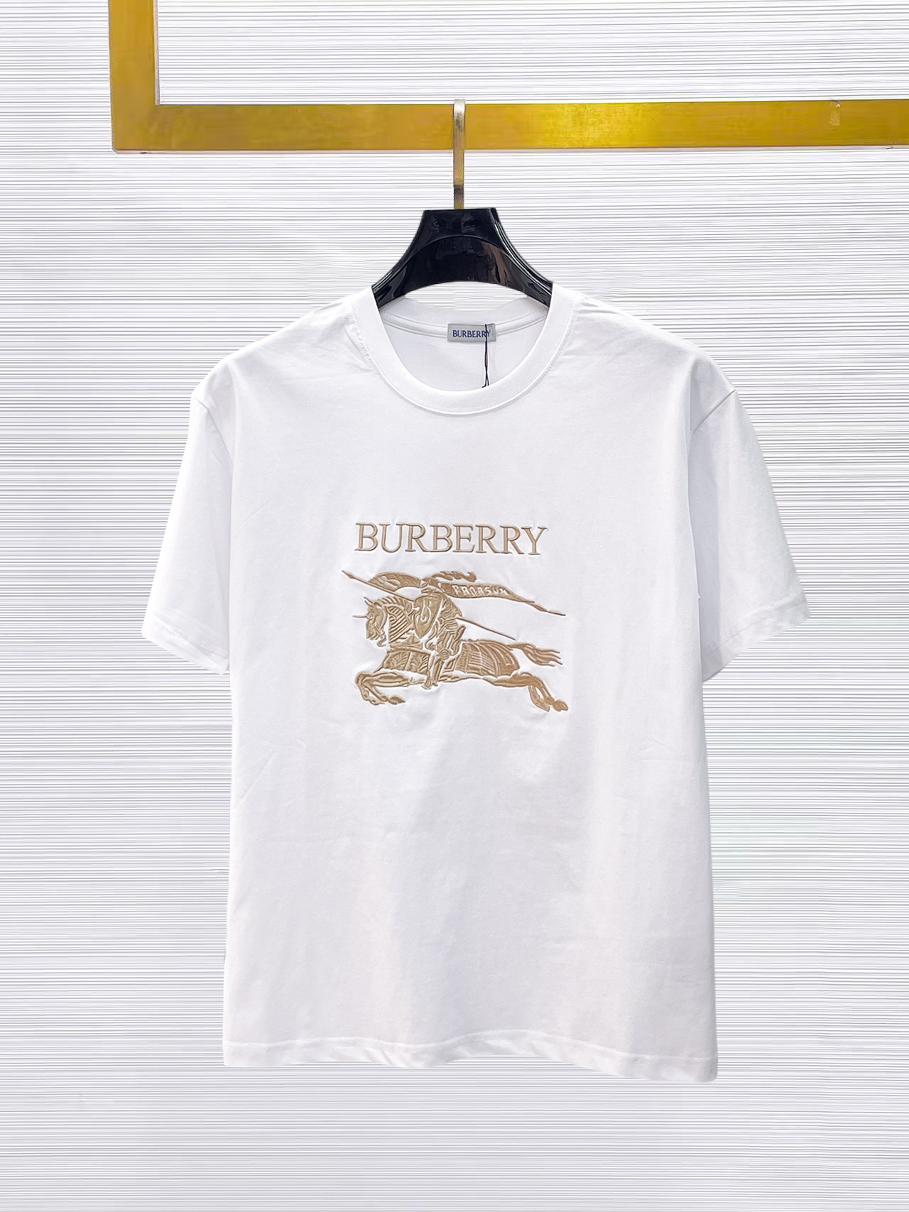 NO:874876,Burberry's top products 2025 spring and summer new debut counter latest short-sleeved round neck T-shirt, high-end custom design, avant-garde and fashionable!  The brand logo is designed with heavy craftsmanship. High-end customized 260g fabric. Soft to the touch. Comfortable to wear. Exquisite stitching at the counter level. Fine workmanship. The upper body effect is incomparably handsome!  A must-have item for a stylish man!  Size M-XXXL,,burberry,T-shirt,tees,t-shirt,19860909巴宝莉 顶级货品2025春夏新款首发专柜最新款短袖圆领T恤 高端订制 设计前卫时尚！品牌logo重工艺设计 高端定制260克面料.手感柔软.穿着舒适.专柜级别精致车线.做工精细.上身效果无敌帅气！型男必备单品！码数M-XXXL,,burberry,T-shirt,tees，t-shirt,,Men's clothing