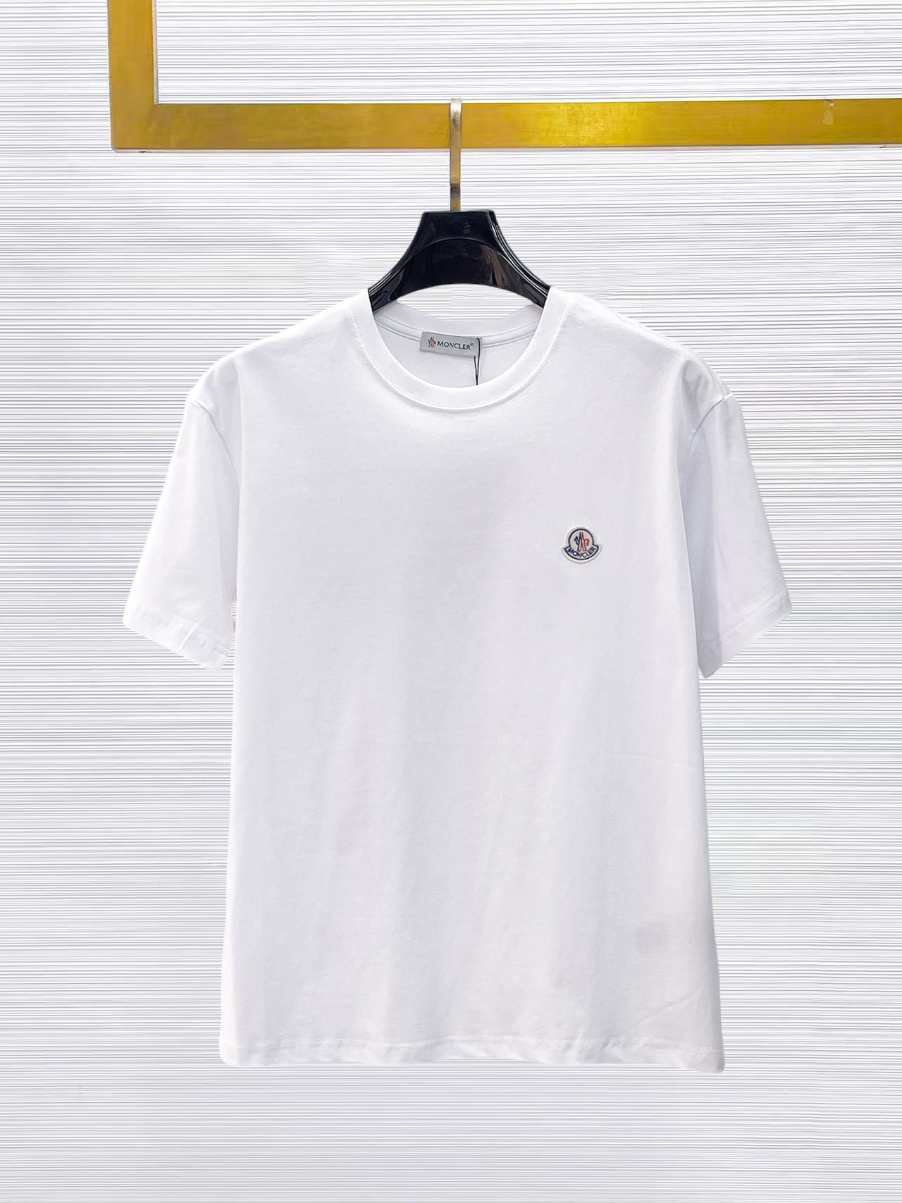 NO:874882,Mengkou's top products 2025 spring and summer new debut counter latest short-sleeved round neck T-shirt, high-end custom design, avant-garde and fashionable!  The brand logo is designed with heavy craftsmanship. High-end customized 260g fabric. Soft to the touch. Comfortable to wear. Exquisite stitching at the counter level. Fine workmanship. The upper body effect is incomparably handsome!  A must-have item for a stylish man!  Size M-XXXL,,Moncler,T-shirt,tees,t-shirt,19860909蒙口 顶级货品2025春夏新款首发专柜最新款短袖圆领T恤 高端订制 设计前卫时尚！品牌logo重工艺设计 高端定制260克面料.手感柔软.穿着舒适.专柜级别精致车线.做工精细.上身效果无敌帅气！型男必备单品！码数M-XXXL,,Moncler,T-shirt,tees，t-shirt,,Men's clothing