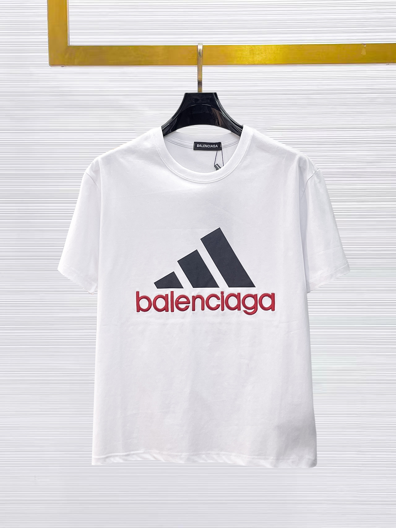 NO:874887,Balenciaga's top products 2025 spring and summer new debut counter latest short-sleeved round neck T-shirt, high-end customization, avant-garde and fashionable design!  The brand logo is designed with heavy craftsmanship. High-end customized 260g fabric. Soft to the touch. Comfortable to wear. Exquisite stitching at the counter level. Fine workmanship. The upper body effect is incomparably handsome!  A must-have item for a stylish man!  Size M-XXXL,,balenciaga,T-shirt,tees,t-shirt,19860909巴黎世家 顶级货品2025春夏新款首发专柜最新款短袖圆领T恤 高端订制 设计前卫时尚！品牌logo重工艺设计 高端定制260克面料.手感柔软.穿着舒适.专柜级别精致车线.做工精细.上身效果无敌帅气！型男必备单品！码数M-XXXL,,balenciaga,T-shirt,tees，t-shirt,,Men's clothing
