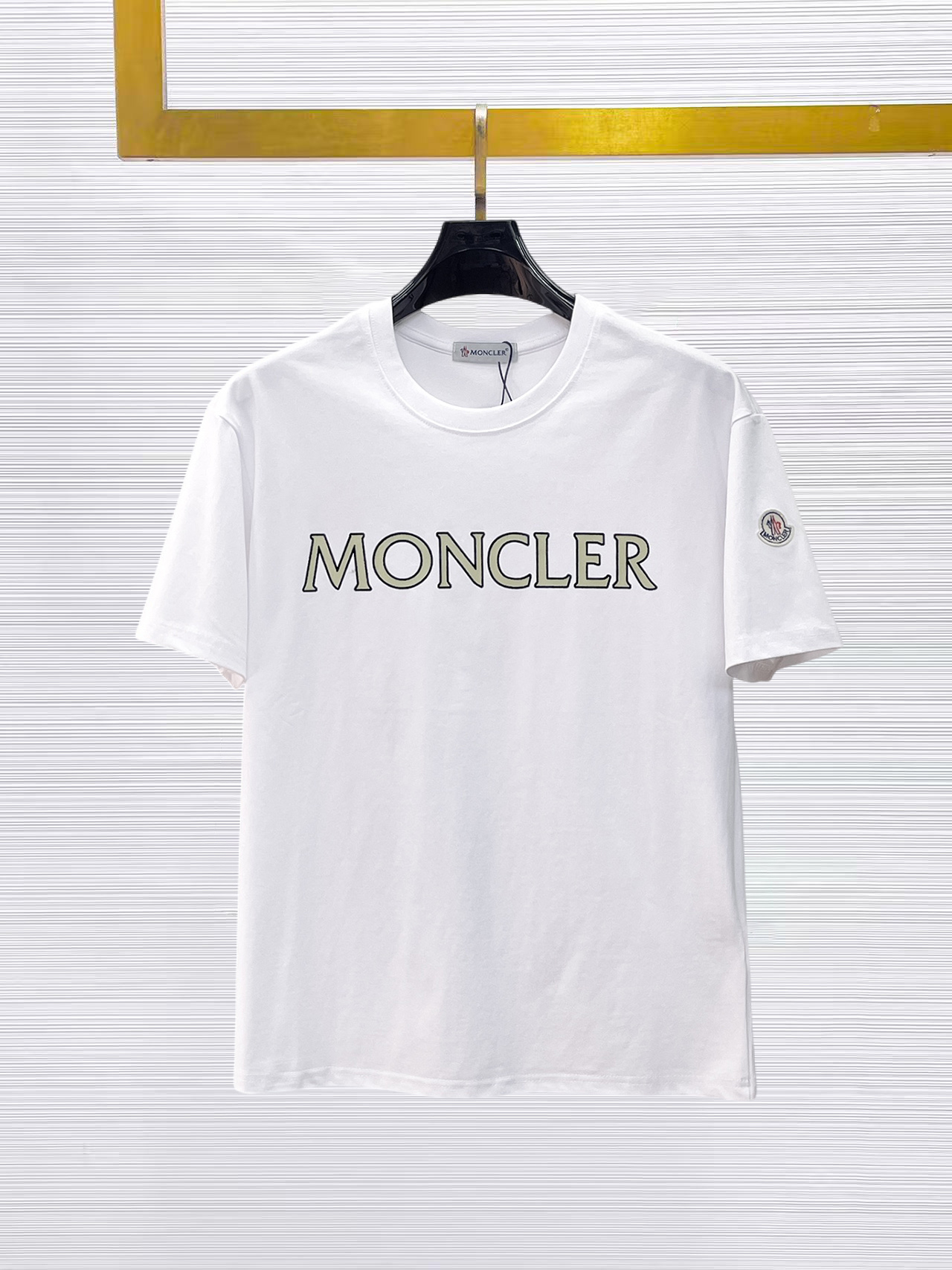 NO:874892,Mengkou's top products 2025 spring and summer new debut counter latest short-sleeved round neck T-shirt, high-end custom design, avant-garde and fashionable!  The brand logo is designed with heavy craftsmanship. High-end customized 260g fabric. Soft to the touch. Comfortable to wear. Exquisite stitching at the counter level. Fine workmanship. The upper body effect is incomparably handsome!  A must-have item for a stylish man!  Size M-XXXL,,Moncler,T-shirt,tees,t-shirt,19860909蒙口 顶级货品2025春夏新款首发专柜最新款短袖圆领T恤 高端订制 设计前卫时尚！品牌logo重工艺设计 高端定制260克面料.手感柔软.穿着舒适.专柜级别精致车线.做工精细.上身效果无敌帅气！型男必备单品！码数M-XXXL,,Moncler,T-shirt,tees，t-shirt,,Men's clothing
