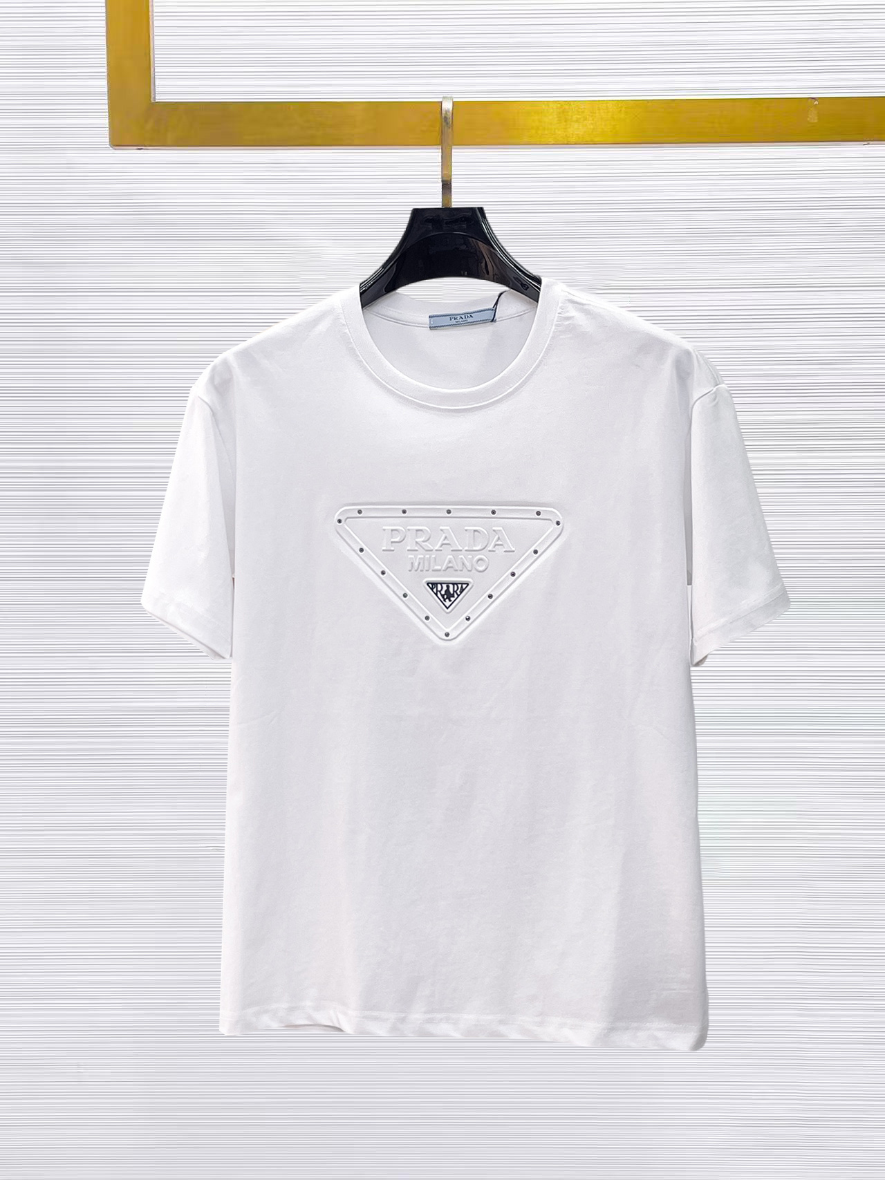 NO:874897,Prada's top products 2025 spring and summer new debut counter latest short-sleeved round neck T-shirt, high-end customization, avant-garde and fashionable design!  The brand logo is designed with heavy craftsmanship. High-end customized 260g fabric. Soft to the touch. Comfortable to wear. Exquisite stitching at the counter level. Fine workmanship. The upper body effect is incomparably handsome!  A must-have item for a stylish man!  Size M-XXXL,,prada,T-shirt,tees,t-shirt,19860909普拉达 顶级货品2025春夏新款首发专柜最新款短袖圆领T恤 高端订制 设计前卫时尚！品牌logo重工艺设计 高端定制260克面料.手感柔软.穿着舒适.专柜级别精致车线.做工精细.上身效果无敌帅气！型男必备单品！码数M-XXXL,,prada,T-shirt,tees，t-shirt,,Men's clothing