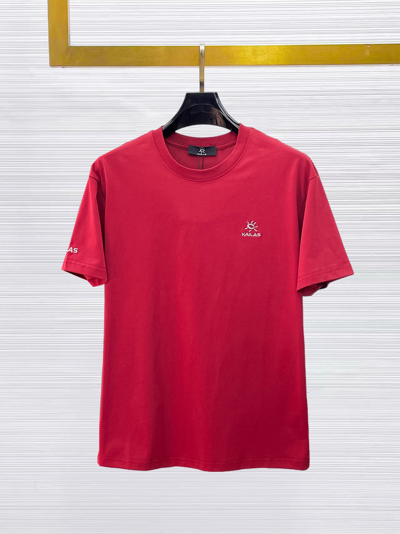 NO:874901,Kailer Stone's top products 2025 spring and summer new debut counter latest short-sleeved round neck T-shirt, high-end custom design, avant-garde and fashionable!  The brand logo is designed with heavy craftsmanship. High-end customized 260g fabric. Soft to the touch. Comfortable to wear. Exquisite stitching at the counter level. Fine workmanship. The upper body effect is incomparably handsome!  A must-have item for a stylish man!  Size M-XXXL,,T-shirt,tees,t-shirt,19860909凯乐石 顶级货品2025春夏新款首发专柜最新款短袖圆领T恤 高端订制 设计前卫时尚！品牌logo重工艺设计 高端定制260克面料.手感柔软.穿着舒适.专柜级别精致车线.做工精细.上身效果无敌帅气！型男必备单品！码数M-XXXL,,T-shirt,tees，t-shirt,,Men's clothing