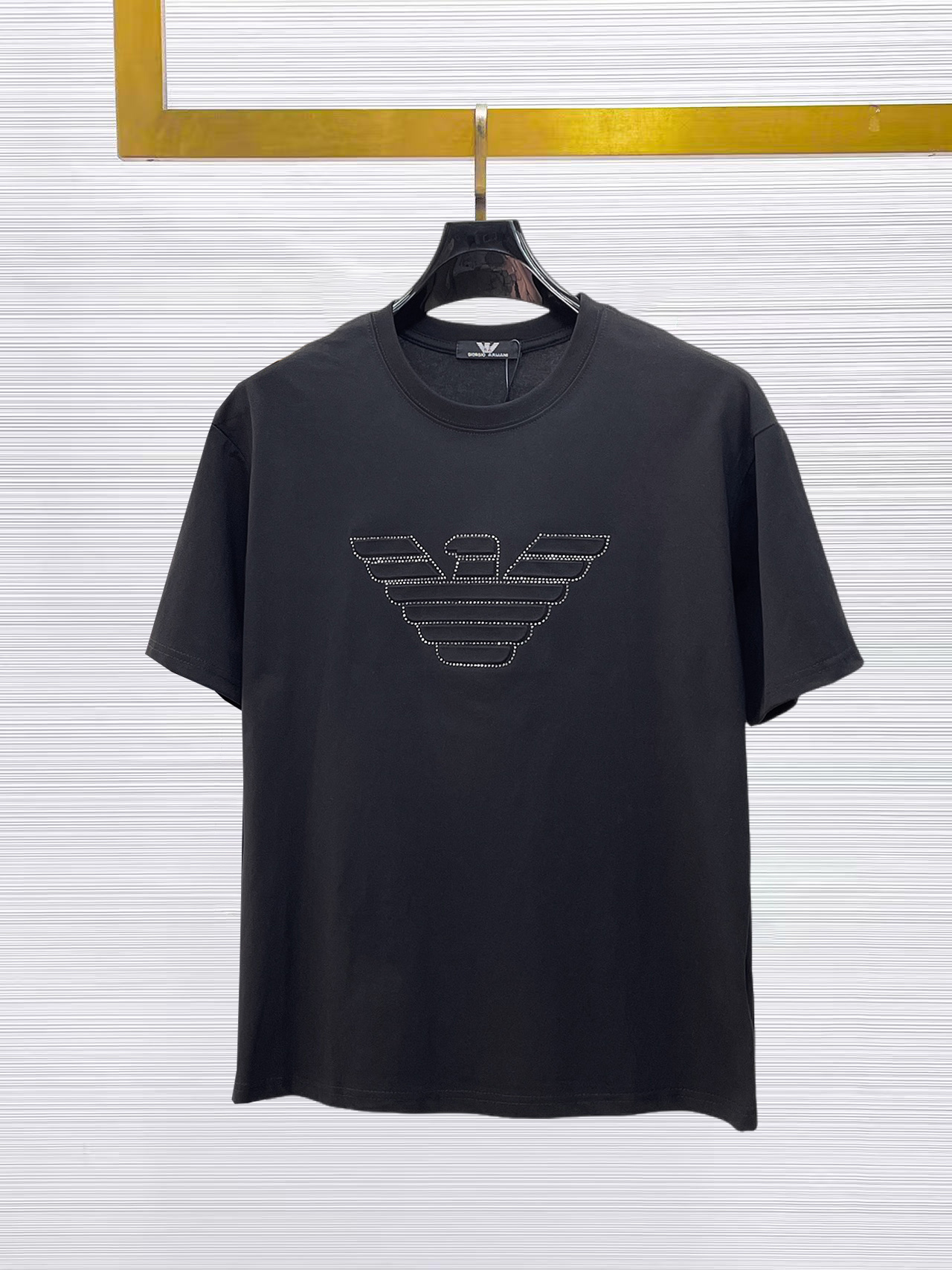 NO:874850,Armani's top product 2025 spring and summer new debut counter latest short-sleeved round neck T-shirt, high-end custom design, avant-garde and fashionable!  The brand logo is designed with heavy craftsmanship. High-end customized 260g fabric. Soft to the touch. Comfortable to wear. Exquisite stitching at the counter level. Fine workmanship. The upper body effect is incomparably handsome!  A must-have item for a stylish man!  Size M-XXXL,,armani,T-shirt,tees,t-shirt,19860909阿玛尼 顶级货品2025春夏新款首发专柜最新款短袖圆领T恤 高端订制 设计前卫时尚！品牌logo重工艺设计 高端定制260克面料.手感柔软.穿着舒适.专柜级别精致车线.做工精细.上身效果无敌帅气！型男必备单品！码数M-XXXL,,armani,T-shirt,tees，t-shirt,,Men's clothing