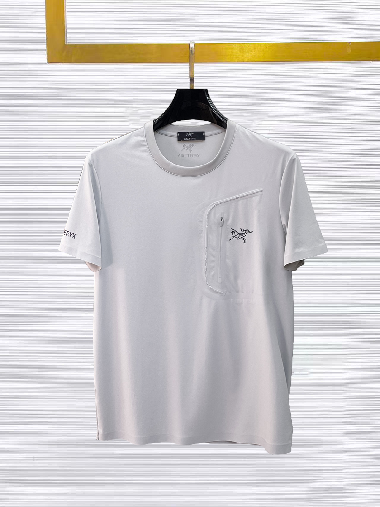 NO:874871,Arc'teryx's top products 2026 spring and summer new debut counter latest short-sleeved round neck T-shirt high-end custom design avant-garde fashion!  The brand logo is designed with heavy craftsmanship. High-end customized quick-drying fabrics. Soft to the touch. Comfortable to wear. Exquisite stitching at the counter level. Fine workmanship. The upper body effect is incomparably handsome!  A must-have item for a stylish man!  Size M-XXXL,arc'teryx,T-shirt,tees,t-shirt,19860909始祖鸟 顶级货品2026春夏新款首发专柜最新款短袖圆领T恤 高端订制 设计前卫时尚！品牌logo重工艺设计 高端定制速干面料.手感柔软.穿着舒适.专柜级别精致车线.做工精细.上身效果无敌帅气！型男必备单品！码数M-XXXL,arc'teryx,T-shirt,tees，t-shirt,,Men's clothing