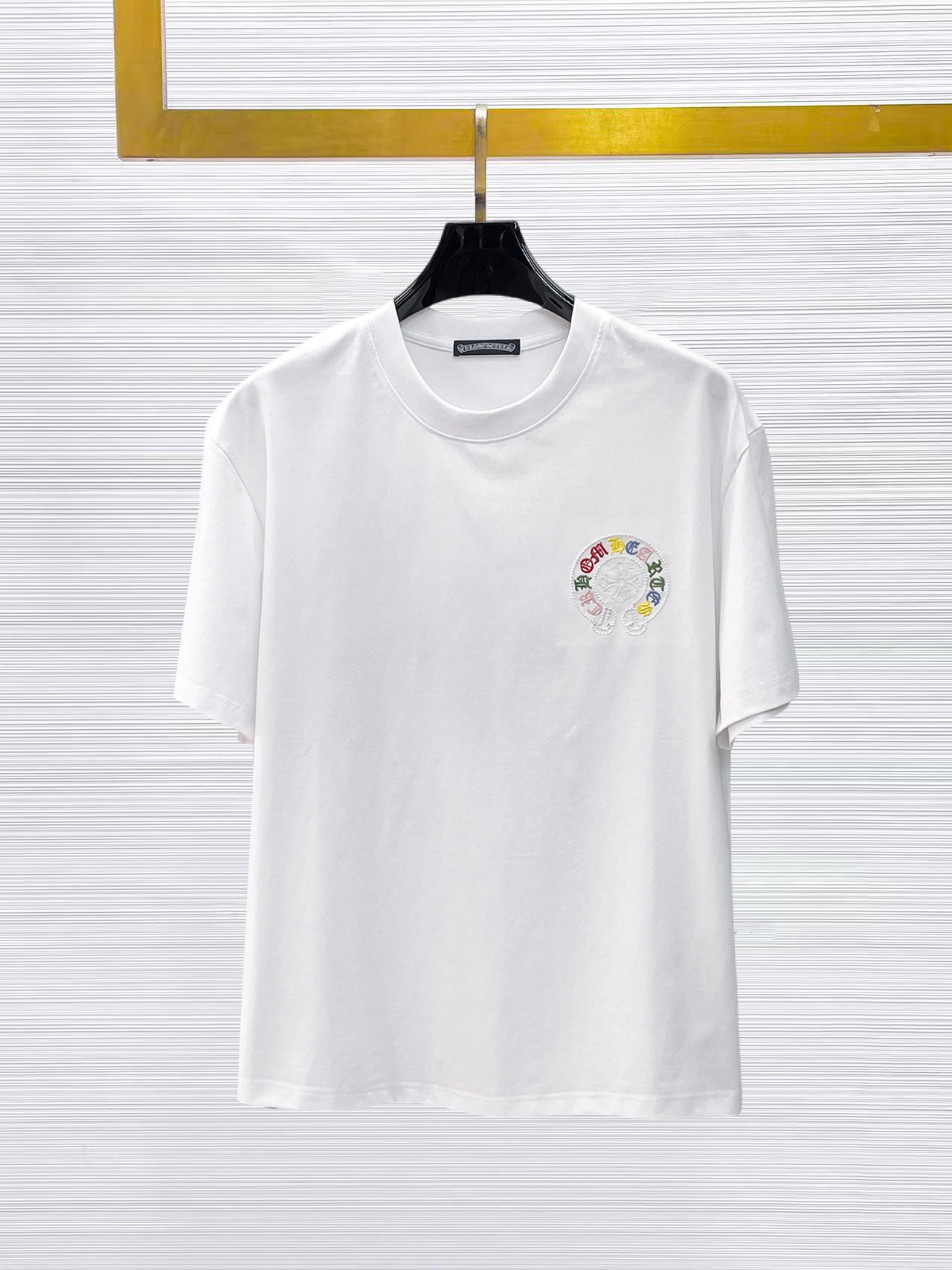 NO:874877,Kroxin's top products 2026 spring and summer new debut counter latest short-sleeved round neck T-shirt, high-end custom design, avant-garde and fashionable!  The brand logo is designed with heavy craftsmanship. High-end customized 260g fabric. Soft to the touch. Comfortable to wear. Exquisite stitching at the counter level. Fine workmanship. The upper body effect is incomparably handsome!  A must-have item for a stylish man!  Size M-XXXL,,chrome hearts,T-shirt,tees,t-shirt,19860909克罗心 顶级货品2026春夏新款首发专柜最新款短袖圆领T恤 高端订制 设计前卫时尚！品牌logo重工艺设计 高端定制260克面料.手感柔软.穿着舒适.专柜级别精致车线.做工精细.上身效果无敌帅气！型男必备单品！码数M-XXXL,,chrome hearts,T-shirt,tees，t-shirt,,Men's clothing