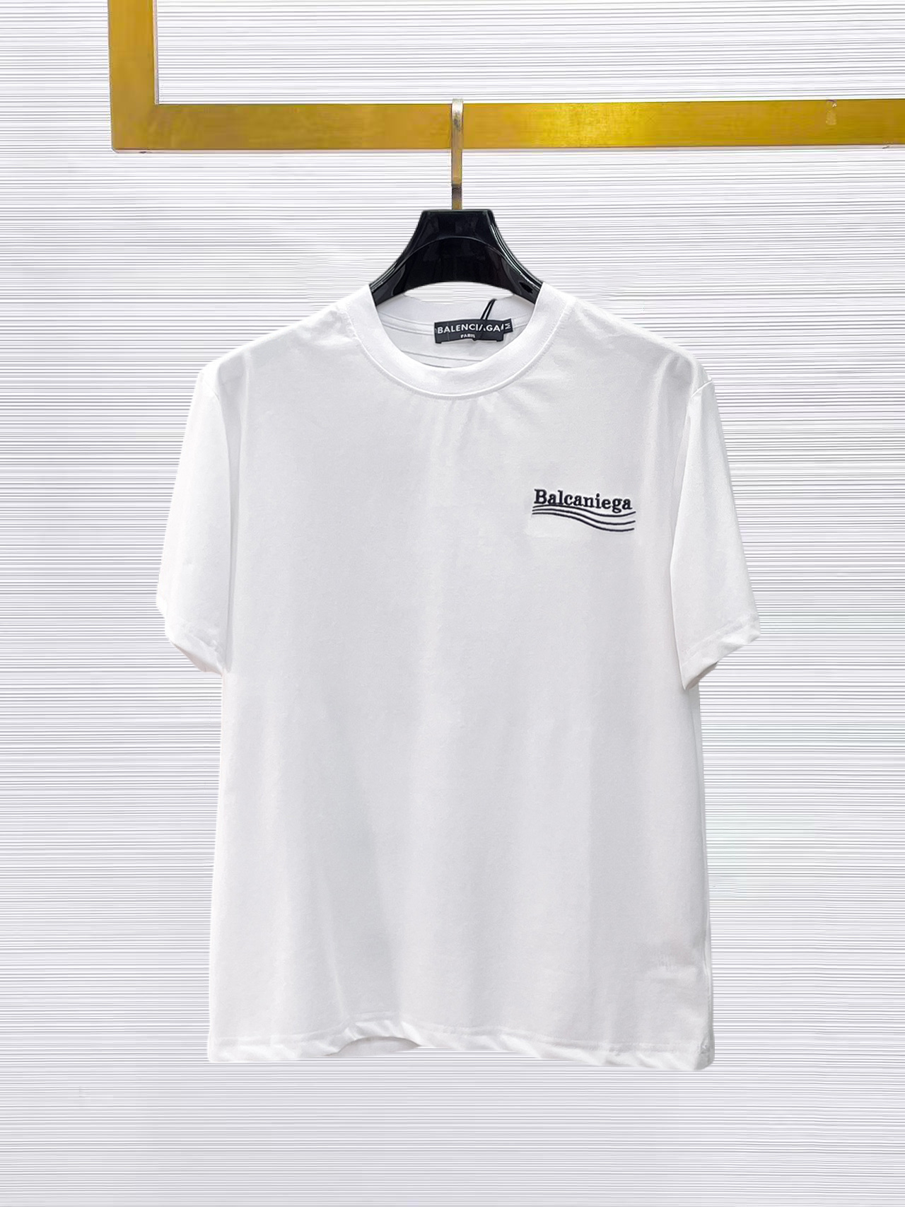 NO:874883,Balenciaga's top products 2026 spring and summer new debut counter latest short-sleeved round neck T-shirt, high-end customization, avant-garde and fashionable design!  The brand logo is designed with heavy craftsmanship. High-end customized 260g fabric. Soft to the touch. Comfortable to wear. Exquisite stitching at the counter level. Fine workmanship. The upper body effect is incomparably handsome!  A must-have item for a stylish man!  Size M-XXXL,,balenciaga,T-shirt,tees,t-shirt,19860909巴黎世家 顶级货品2026春夏新款首发专柜最新款短袖圆领T恤 高端订制 设计前卫时尚！品牌logo重工艺设计 高端定制260克面料.手感柔软.穿着舒适.专柜级别精致车线.做工精细.上身效果无敌帅气！型男必备单品！码数M-XXXL,,balenciaga,T-shirt,tees，t-shirt,,Men's clothing
