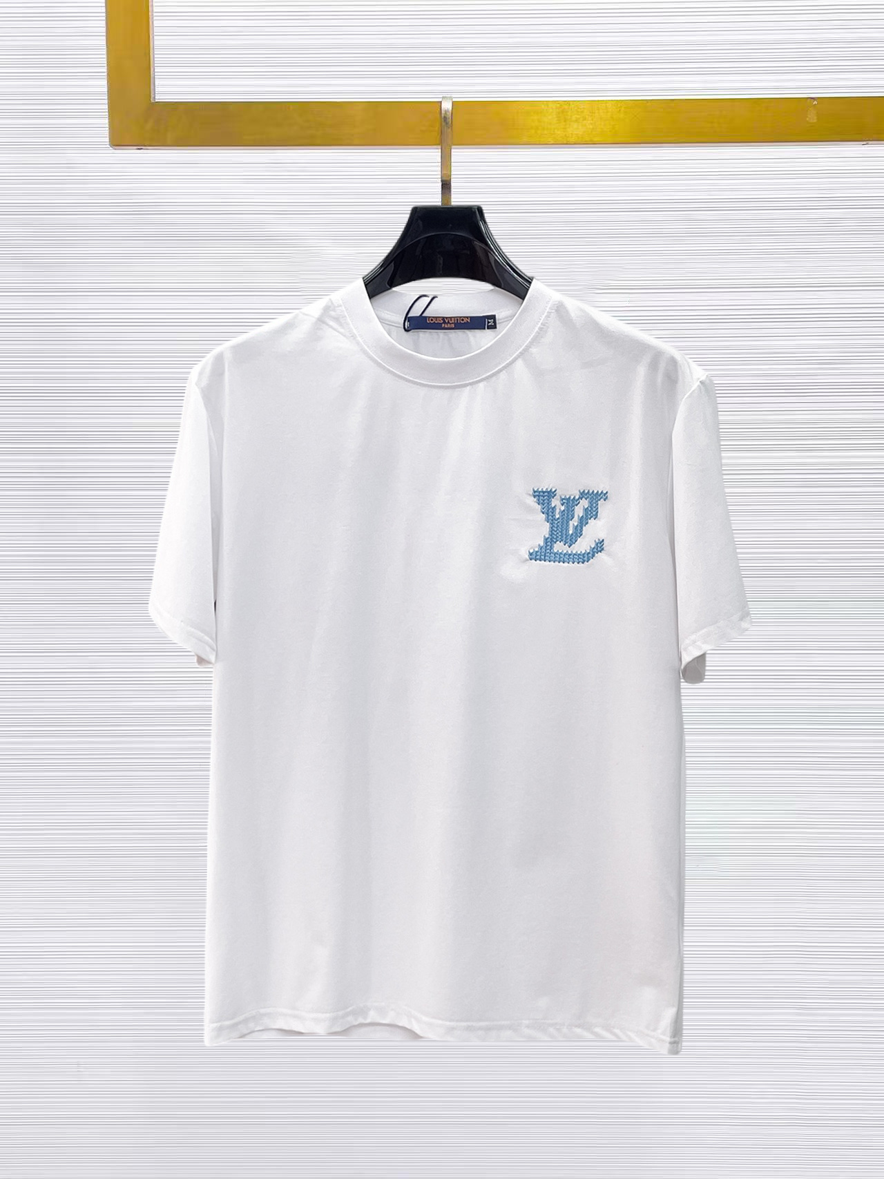 NO:874888,LV top products 2026 spring and summer new debut counter latest short-sleeved round neck T-shirt, high-end customization, avant-garde and fashionable design!  The brand logo is designed with heavy craftsmanship. High-end customized 260g fabric. Soft to the touch. Comfortable to wear. Exquisite stitching at the counter level. Fine workmanship. The upper body effect is incomparably handsome!  A must-have item for a stylish man!  Size M-XXXL,,louis vuitton,T-shirt,tees,t-shirt,19860909LV 顶级货品2026春夏新款首发专柜最新款短袖圆领T恤 高端订制 设计前卫时尚！品牌logo重工艺设计 高端定制260克面料.手感柔软.穿着舒适.专柜级别精致车线.做工精细.上身效果无敌帅气！型男必备单品！码数M-XXXL,,louis vuitton,T-shirt,tees，t-shirt,,Men's clothing