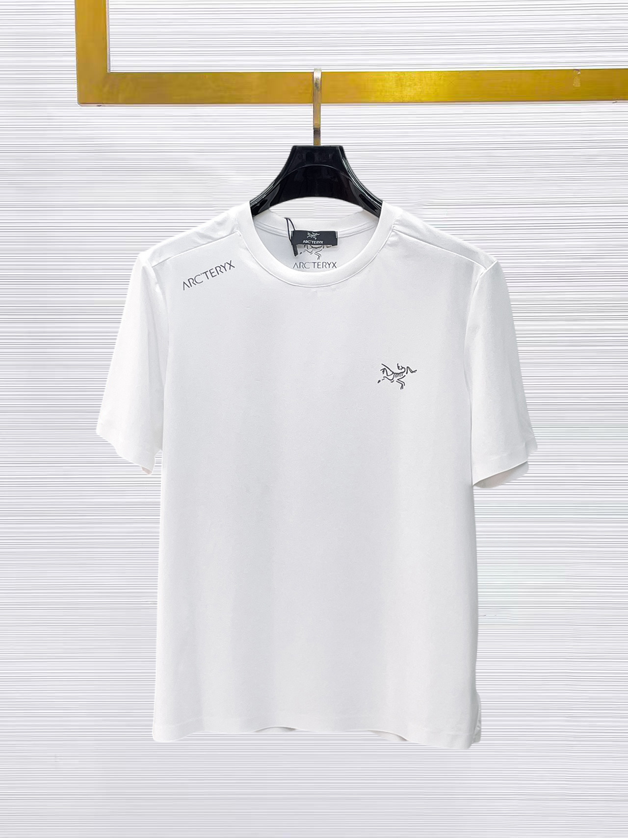 NO:874898,Arc'teryx's top products 2026 spring and summer new debut counter latest short-sleeved round neck T-shirt high-end custom design avant-garde fashion!  The brand logo is designed with heavy craftsmanship. High-end customized quick-drying fabrics. Soft to the touch. Comfortable to wear. Exquisite stitching at the counter level. Fine workmanship. The upper body effect is incomparably handsome!  A must-have item for a stylish man!  Size M-XXXL,arc'teryx,T-shirt,tees,t-shirt,19860909始祖鸟 顶级货品2026春夏新款首发专柜最新款短袖圆领T恤 高端订制 设计前卫时尚！品牌logo重工艺设计 高端定制速干面料.手感柔软.穿着舒适.专柜级别精致车线.做工精细.上身效果无敌帅气！型男必备单品！码数M-XXXL,arc'teryx,T-shirt,tees，t-shirt,,Men's clothing