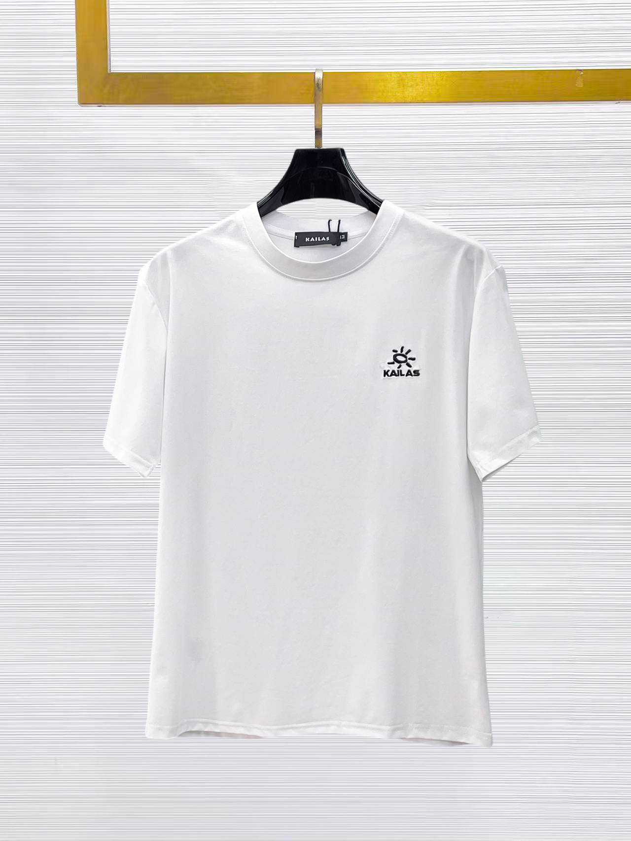 NO:874902,Kailer Stone's top products 2026 spring and summer new debut counter, the latest short-sleeved round neck T-shirt, high-end customization, avant-garde and fashionable design!  The brand logo is designed with heavy craftsmanship. High-end customized 260g fabric. Soft to the touch. Comfortable to wear. Exquisite stitching at the counter level. Fine workmanship. The upper body effect is incomparably handsome!  A must-have item for a stylish man!  Size M-XXXL,,T-shirt,tees,t-shirt,19860909凯乐石 顶级货品2026春夏新款首发专柜最新款短袖圆领T恤 高端订制 设计前卫时尚！品牌logo重工艺设计 高端定制260克面料.手感柔软.穿着舒适.专柜级别精致车线.做工精细.上身效果无敌帅气！型男必备单品！码数M-XXXL,,T-shirt,tees，t-shirt,,Men's clothing