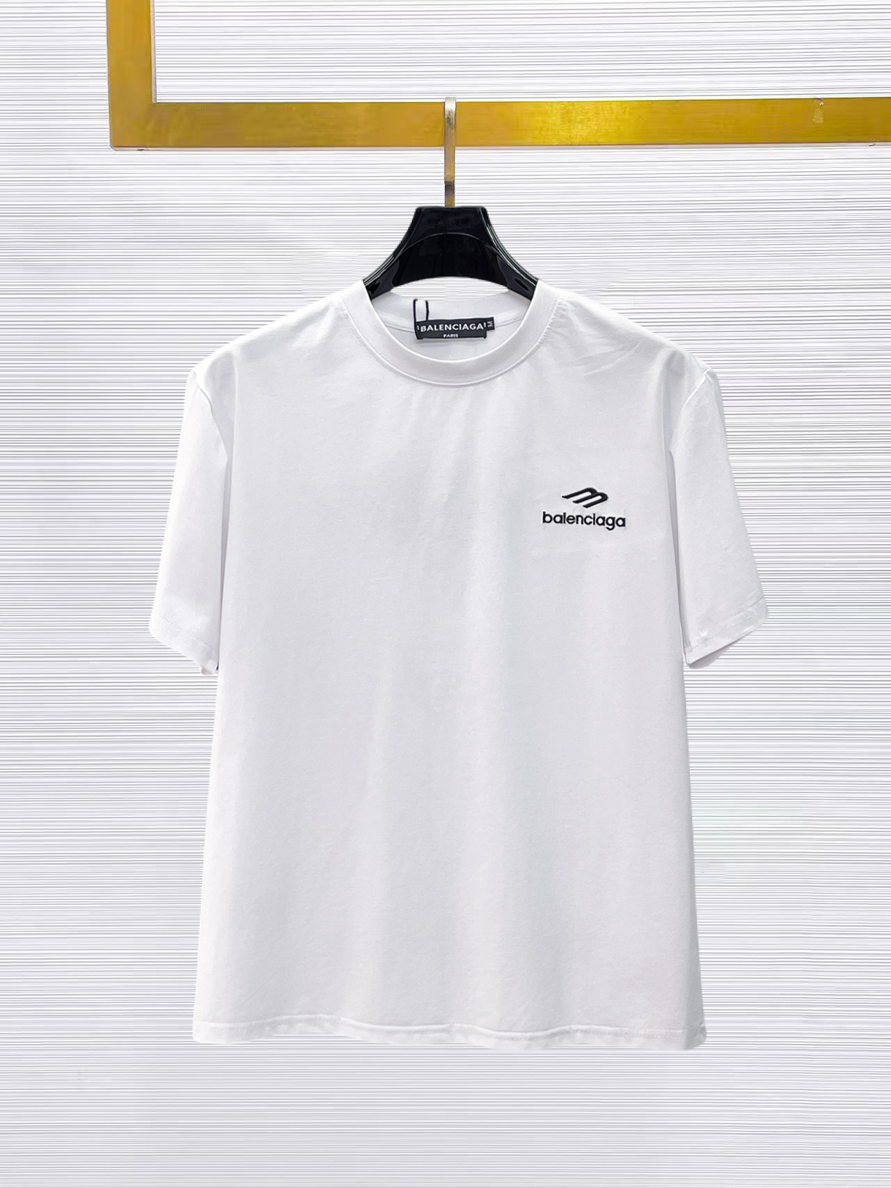 NO:874906,Balenciaga's top products 2026 spring and summer new debut counter latest short-sleeved round neck T-shirt, high-end customization, avant-garde and fashionable design!  The brand logo is designed with heavy craftsmanship. High-end customized 260g fabric. Soft to the touch. Comfortable to wear. Exquisite stitching at the counter level. Fine workmanship. The upper body effect is incomparably handsome!  A must-have item for a stylish man!  Size M-XXXL,,balenciaga,T-shirt,tees,t-shirt,19860909巴黎世家 顶级货品2026春夏新款首发专柜最新款短袖圆领T恤 高端订制 设计前卫时尚！品牌logo重工艺设计 高端定制260克面料.手感柔软.穿着舒适.专柜级别精致车线.做工精细.上身效果无敌帅气！型男必备单品！码数M-XXXL,,balenciaga,T-shirt,tees，t-shirt,,Men's clothing
