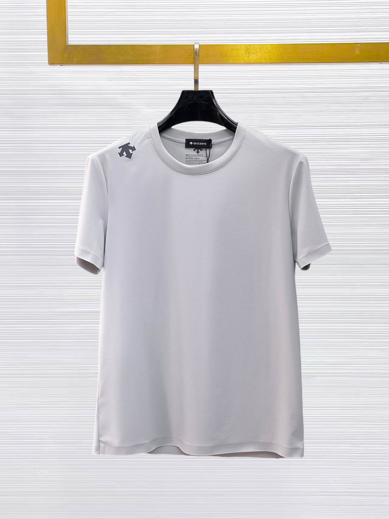 NO:874911,Descente's top products 2026 spring and summer new debut counter latest short-sleeved round neck T-shirt, high-end custom design, avant-garde and fashionable!  The brand logo is designed with heavy craftsmanship. High-end customized quick-drying fabrics. Soft to the touch. Comfortable to wear. Exquisite stitching at the counter level. Fine workmanship. The upper body effect is incomparably handsome!  A must-have item for a stylish man!  Size M-XXXL,,T-shirt,tees,t-shirt,19860909迪桑特 顶级货品2026春夏新款首发专柜最新款短袖圆领T恤 高端订制 设计前卫时尚！品牌logo重工艺设计 高端定制速干面料.手感柔软.穿着舒适.专柜级别精致车线.做工精细.上身效果无敌帅气！型男必备单品！码数M-XXXL,,T-shirt,tees，t-shirt,,Men's clothing