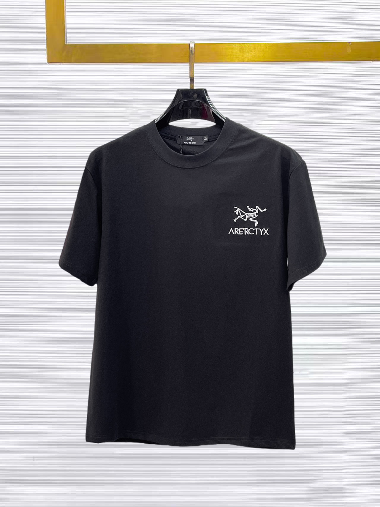 NO:874916,Arc'teryx's top products 2026 spring and summer new debut counter latest short-sleeved round neck T-shirt high-end custom design avant-garde fashion!  The brand logo is designed with heavy craftsmanship. High-end customized 260g fabric. Soft to the touch. Comfortable to wear. Exquisite stitching at the counter level. Fine workmanship. The upper body effect is incomparably handsome!  A must-have item for a stylish man!  Size M-XXXL,arc'teryx,T-shirt,tees,t-shirt,19860909始祖鸟 顶级货品2026春夏新款首发专柜最新款短袖圆领T恤 高端订制 设计前卫时尚！品牌logo重工艺设计 高端定制260克面料.手感柔软.穿着舒适.专柜级别精致车线.做工精细.上身效果无敌帅气！型男必备单品！码数M-XXXL,arc'teryx,T-shirt,tees，t-shirt,,Men's clothing