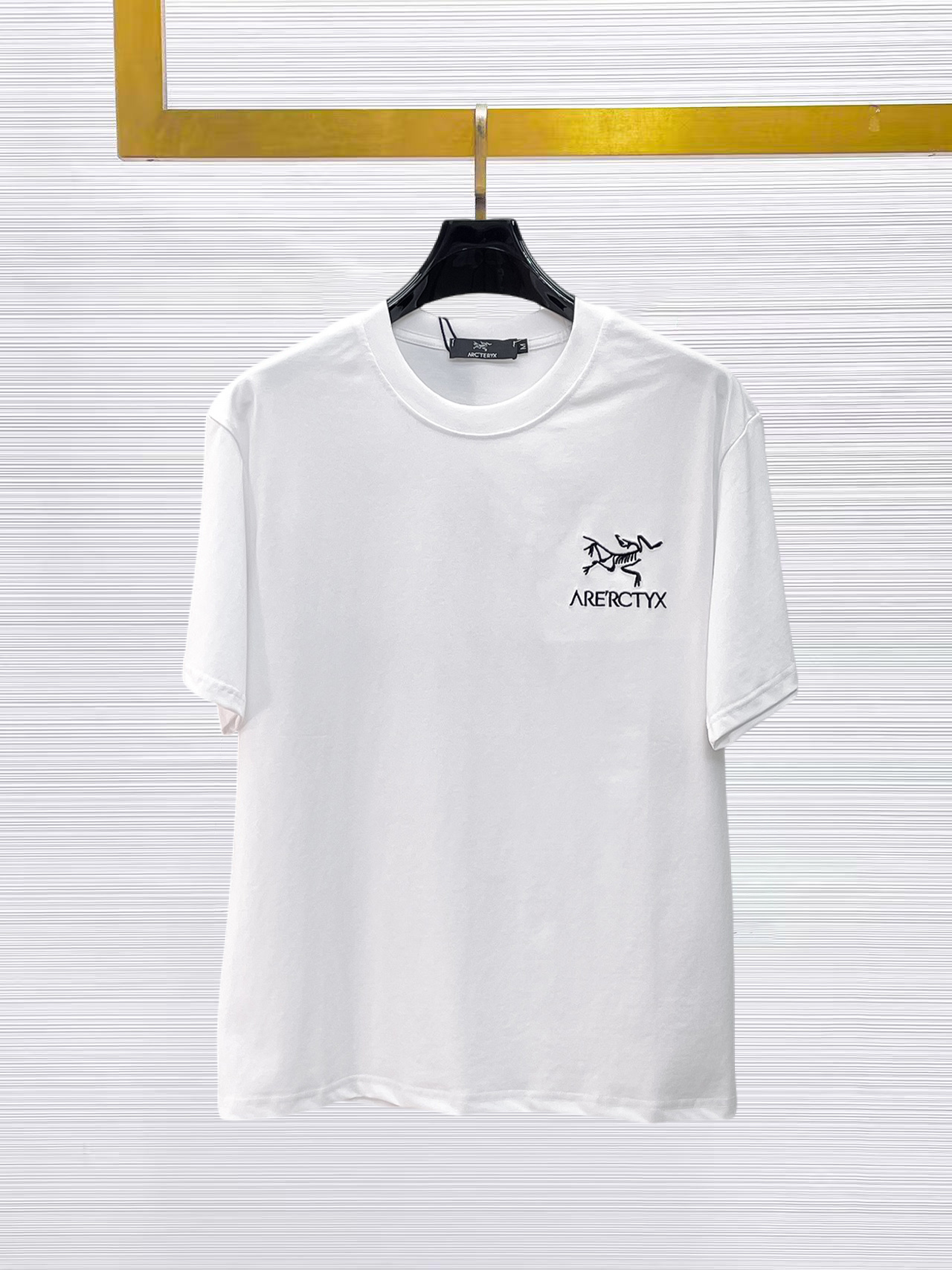 NO:874921,Arc'teryx's top products 2026 spring and summer new debut counter, the latest short-sleeved round neck T-shirt, high-end custom design, avant-garde and fashionable!  The brand logo is designed with heavy craftsmanship. High-end customized 260g fabric. Soft to the touch. Comfortable to wear. Exquisite stitching at the counter level. Fine workmanship. The upper body effect is incomparably handsome!  A must-have item for a stylish man!  Size M-XXXL,arc'teryx,T-shirt,tees,t-shirt,19860909始祖鸟顶级货品2026春夏新款首发专柜最新款短袖圆领T恤 高端订制 设计前卫时尚！品牌logo重工艺设计 高端定制260克面料.手感柔软.穿着舒适.专柜级别精致车线.做工精细.上身效果无敌帅气！型男必备单品！码数M-XXXL,arc'teryx,T-shirt,tees，t-shirt,,Men's clothing