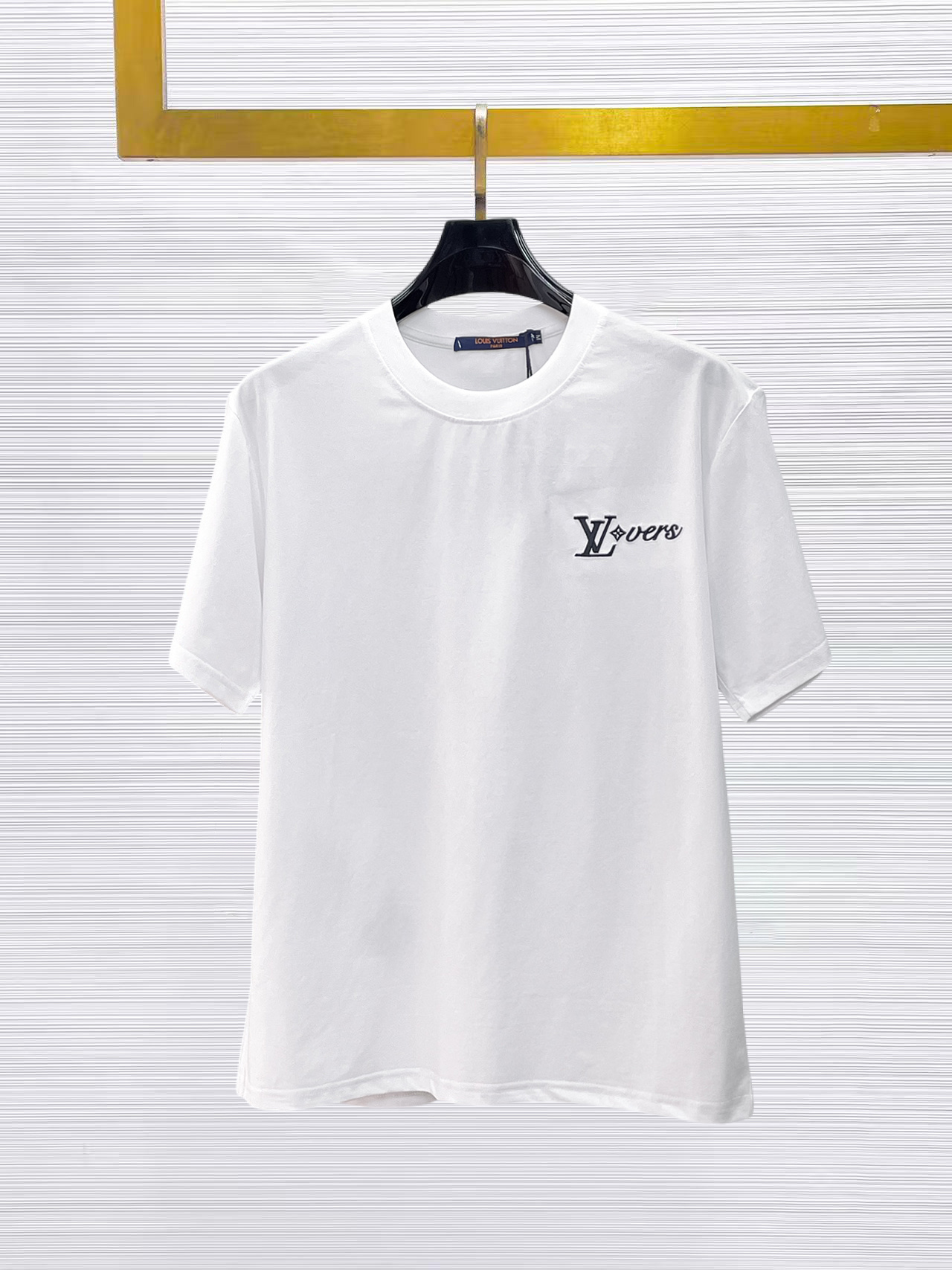 NO:874926,LV top products 2026 spring and summer new debut counter latest short-sleeved round neck T-shirt, high-end customization, avant-garde and fashionable design!  The brand logo is designed with heavy craftsmanship. High-end customized 260g fabric. Soft to the touch. Comfortable to wear. Exquisite stitching at the counter level. Fine workmanship. The upper body effect is incomparably handsome!  A must-have item for a stylish man!  Size M-XXXL,,louis vuitton,T-shirt,tees,t-shirt,19860909LV 顶级货品2026春夏新款首发专柜最新款短袖圆领T恤 高端订制 设计前卫时尚！品牌logo重工艺设计 高端定制260克面料.手感柔软.穿着舒适.专柜级别精致车线.做工精细.上身效果无敌帅气！型男必备单品！码数M-XXXL,,louis vuitton,T-shirt,tees，t-shirt,,Men's clothing
