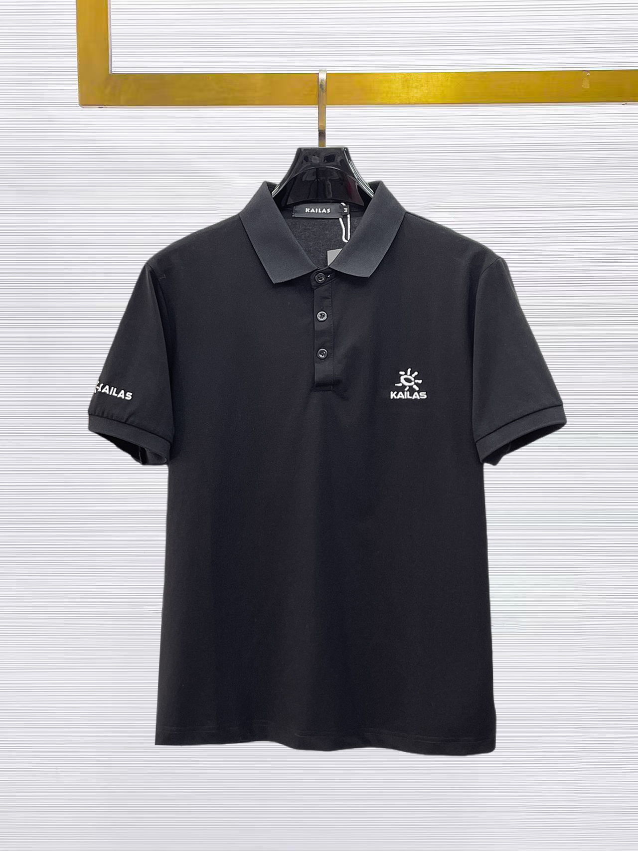 NO:874931,Kailer Stone 2026ss summer new letter logo men's lapel Polo shirt!  Classic business men's style, the ceiling-level business men's style of high-end men's clothing!  Simple and fashionable yet elegant, it looks great when worn alone, and quality control/details control can be taken away with your eyes closed. It is low-key, luxurious and connotative!  The custom-woven mesh pique cotton fabric supplied by the customer is carefully made. The mesh texture is evenly arranged on the surface of the fabric. It has excellent breathability and heat dissipation and perspiration. The upper body comfort is completely better than ordinary single-sided jersey tissue!  The classic brand LOGO on the chest is made with top-notch craftsmanship. The LOGO is three-dimensional, clear and full, and has extraordinary texture. Whether it is worn as an inner layer or worn alone, it is a classic product!  The exquisite tailoring process, every detail is handled very standard and delicately, which cannot be compared with other low-end products on the market. It is a must-have basic and versatile Polo shirt for men!  Various colors, sizes M-3xl,,19860909凯乐石 2026ss夏季新款字母logo男士翻领Polo衫！经典商务男款,高端男装的天花板级别的商务男款！简约时尚大气不失优雅,单穿内搭体面过人,品质控/细节控的闭眼带走,低调又奢华有内涵！ 客供定织网眼珠地棉布精心制成,面料表面排列均匀整齐的网眼纹理,透气性和散热排汗性极佳,上身舒适程度完全优于普通单面汗布组织！胸前经典的品牌LOGO标识,采用顶级工艺打造,LOGO立体清晰饱满,质感非凡的特质,无论是内搭还是单穿都是一款经典领域的产品！精妙绝伦的裁剪工艺,每一个细节处理的非常标准细腻,非市面一般LOW货可以媲美的,男士必入基础百搭款Polo衫推荐！ 颜色多颜色 尺码M-3xl,,,Men's clothing