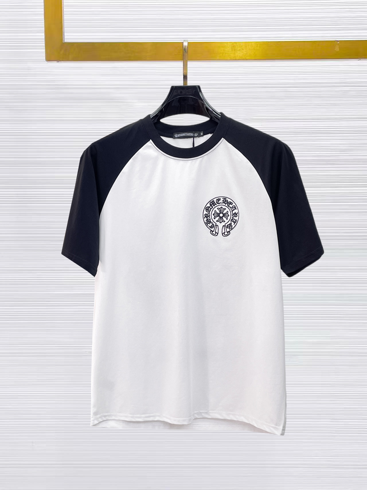 NO:874937,Kroxin's top products 2026 spring and summer new debut counter latest short-sleeved round neck T-shirt, high-end custom design, avant-garde and fashionable!  The brand logo is designed with heavy craftsmanship. High-end customized 260g fabric. Soft to the touch. Comfortable to wear. Exquisite stitching at the counter level. Fine workmanship. The upper body effect is incomparably handsome!  A must-have item for a stylish man!  Size M-XXXL,,chrome hearts,T-shirt,tees,t-shirt,19860909克罗心 顶级货品2026春夏新款首发专柜最新款短袖圆领T恤 高端订制 设计前卫时尚！品牌logo重工艺设计 高端定制260克面料.手感柔软.穿着舒适.专柜级别精致车线.做工精细.上身效果无敌帅气！型男必备单品！码数M-XXXL,,chrome hearts,T-shirt,tees，t-shirt,,Men's clothing