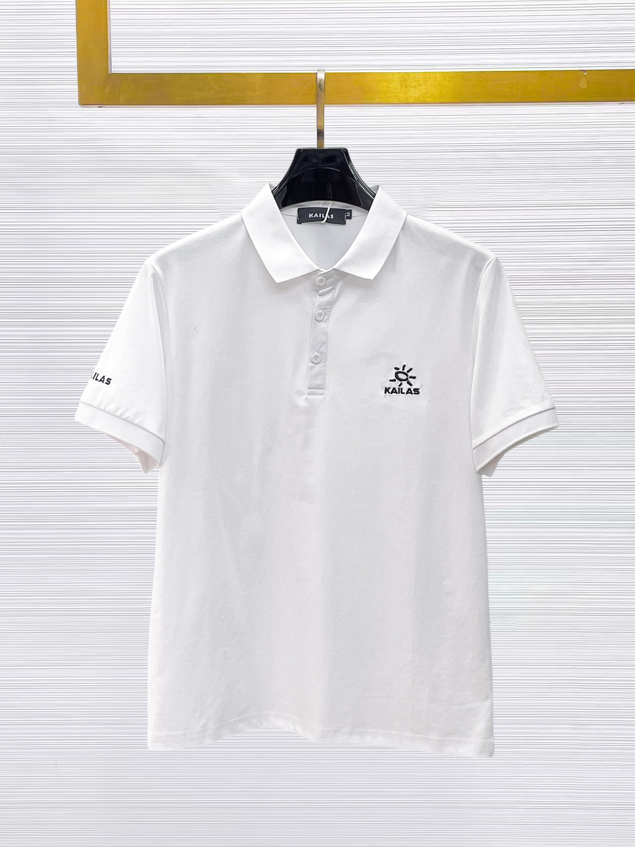 NO:874941,Kailer Stone 2026ss summer new letter logo men's lapel Polo shirt!  Classic business men's style, the ceiling-level business men's style of high-end men's clothing!  Simple and fashionable yet elegant, it looks great when worn alone, and quality control/details control can be taken away with your eyes closed. It is low-key, luxurious and connotative!  The custom-woven mesh pique cotton fabric supplied by the customer is carefully made. The mesh texture is evenly arranged on the surface of the fabric. It has excellent breathability and heat dissipation and perspiration. The upper body comfort is completely better than ordinary single-sided jersey tissue!  The classic brand LOGO on the chest is made with top-notch craftsmanship. The LOGO is three-dimensional, clear and full, and has extraordinary texture. Whether it is worn as an inner layer or worn alone, it is a classic product!  The exquisite tailoring process, every detail is handled very standard and delicately, which cannot be compared with other low-end products on the market. It is a must-have basic and versatile Polo shirt for men!  Various colors, sizes M-3xl,,19860909凯乐石 2026ss夏季新款字母logo男士翻领Polo衫！经典商务男款,高端男装的天花板级别的商务男款！简约时尚大气不失优雅,单穿内搭体面过人,品质控/细节控的闭眼带走,低调又奢华有内涵！ 客供定织网眼珠地棉布精心制成,面料表面排列均匀整齐的网眼纹理,透气性和散热排汗性极佳,上身舒适程度完全优于普通单面汗布组织！胸前经典的品牌LOGO标识,采用顶级工艺打造,LOGO立体清晰饱满,质感非凡的特质,无论是内搭还是单穿都是一款经典领域的产品！精妙绝伦的裁剪工艺,每一个细节处理的非常标准细腻,非市面一般LOW货可以媲美的,男士必入基础百搭款Polo衫推荐！ 颜色多颜色 尺码M-3xl,,,Men's clothing