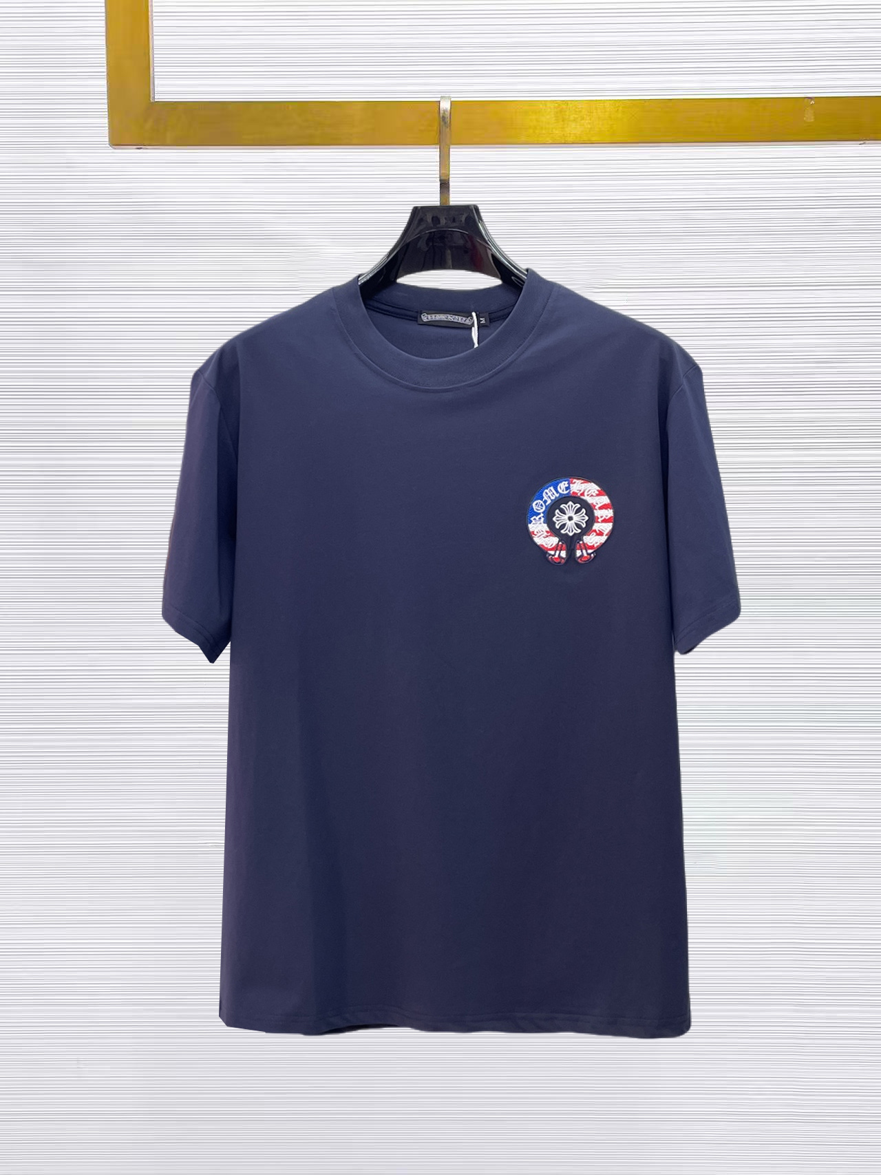 NO:874947,Kroxin's top products 2026 spring and summer new debut counter latest short-sleeved round neck T-shirt, high-end custom design, avant-garde and fashionable!  The brand logo is designed with heavy craftsmanship. High-end customized 260g fabric. Soft to the touch. Comfortable to wear. Exquisite stitching at the counter level. Fine workmanship. The upper body effect is incomparably handsome!  A must-have item for a stylish man!  Size M-XXXL,,chrome hearts,T-shirt,tees,t-shirt,19860909克罗心 顶级货品2026春夏新款首发专柜最新款短袖圆领T恤 高端订制 设计前卫时尚！品牌logo重工艺设计 高端定制260克面料.手感柔软.穿着舒适.专柜级别精致车线.做工精细.上身效果无敌帅气！型男必备单品！码数M-XXXL,,chrome hearts,T-shirt,tees，t-shirt,,Men's clothing