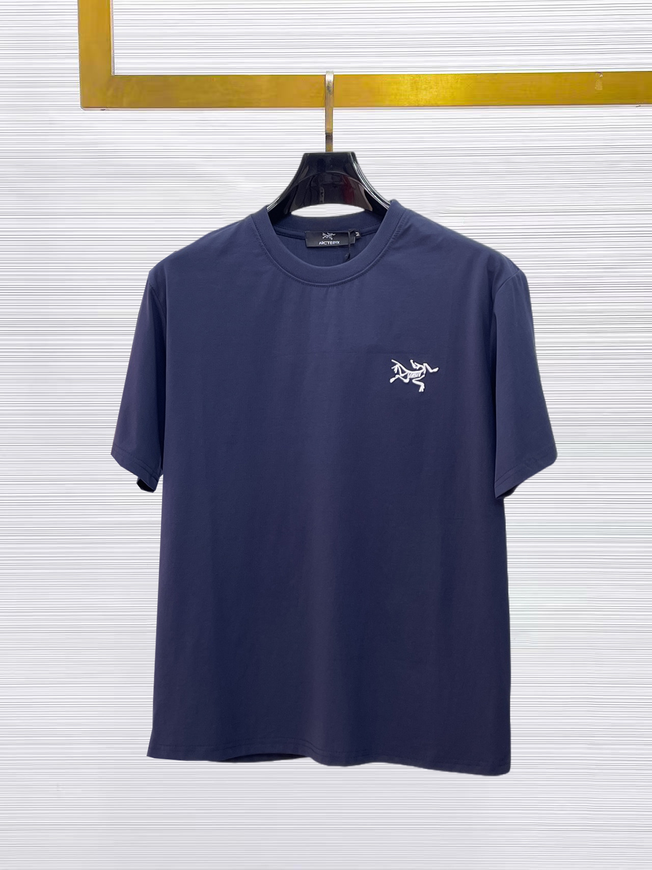NO:874951,Arc'teryx's top products 2026 spring and summer new debut counter latest short-sleeved round neck T-shirt high-end custom design avant-garde fashion!  The brand logo is designed with heavy craftsmanship. High-end customized 260g fabric. Soft to the touch. Comfortable to wear. Exquisite stitching at the counter level. Fine workmanship. The upper body effect is incomparably handsome!  A must-have item for a stylish man!  Size M-XXXL,arc'teryx,T-shirt,tees,t-shirt,19860909始祖鸟 顶级货品2026春夏新款首发专柜最新款短袖圆领T恤 高端订制 设计前卫时尚！品牌logo重工艺设计 高端定制260克面料.手感柔软.穿着舒适.专柜级别精致车线.做工精细.上身效果无敌帅气！型男必备单品！码数M-XXXL,arc'teryx,T-shirt,tees，t-shirt,,Men's clothing